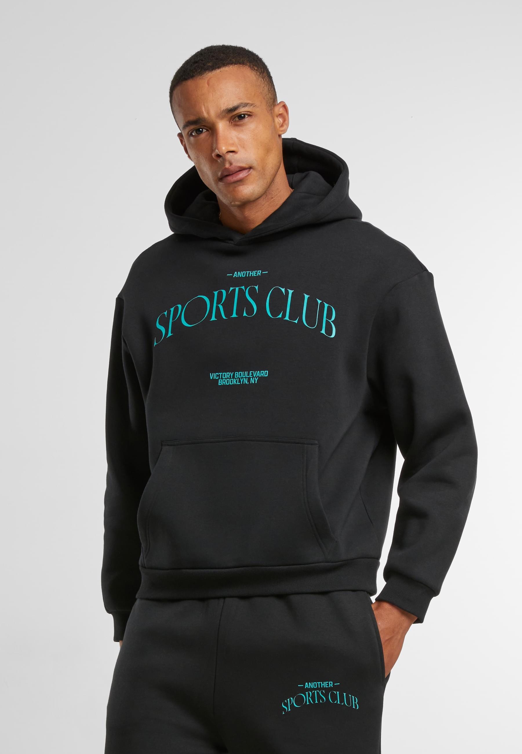 Upscale by Mister Tee Kapuzensweatshirt »Upscale by Mister Tee Another Sports Club Fluffy Hoody«, (1 tlg.)