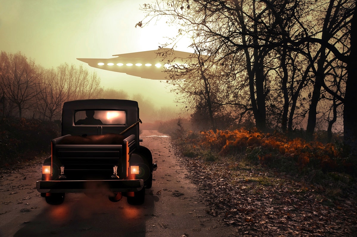 Papermoon Fototapete "Auto mit Raumschiff"