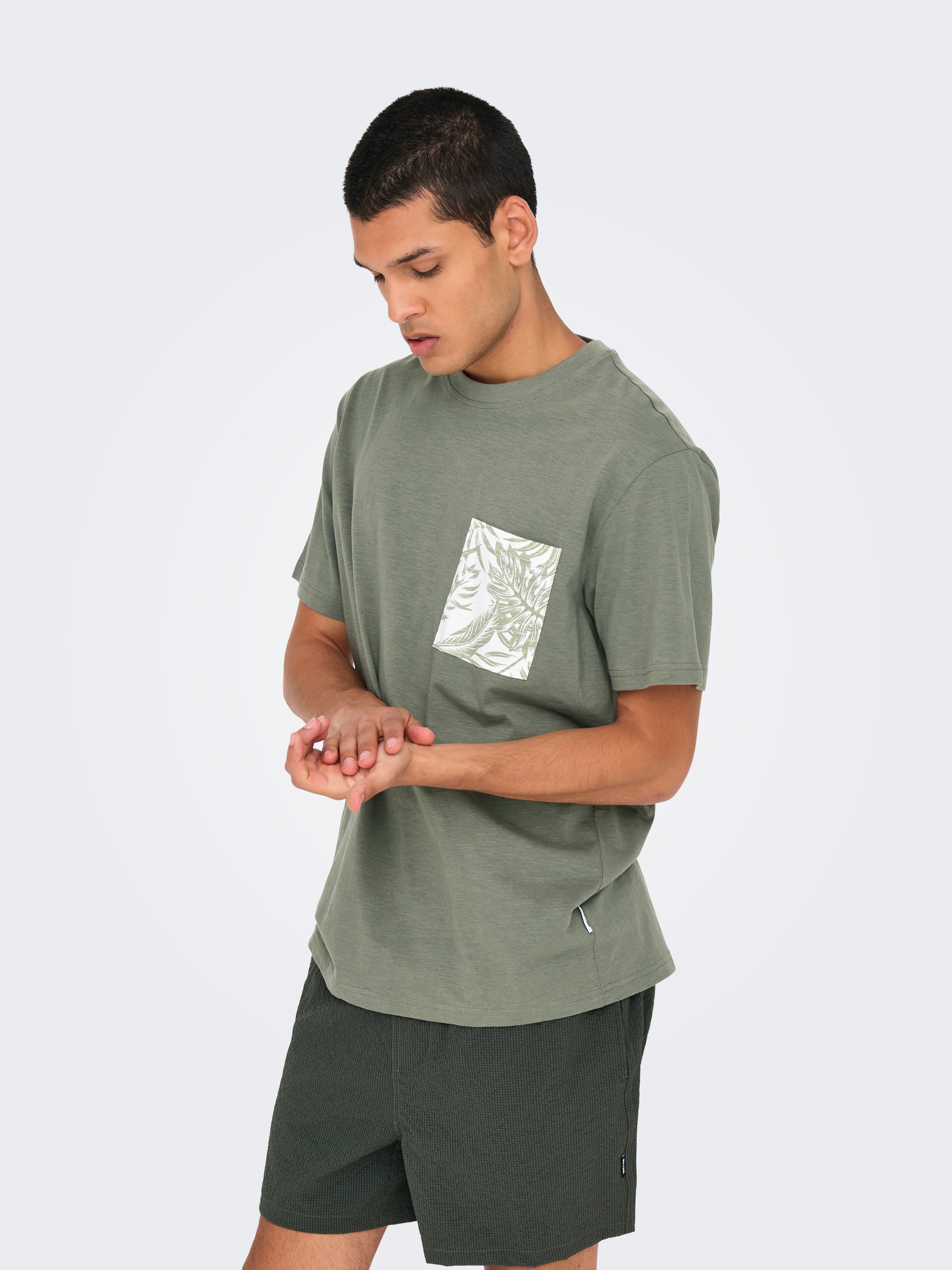 ONLY & SONS Rundhalsshirt »ONSPERRY LIFE REG LEAF POCKETTEE«