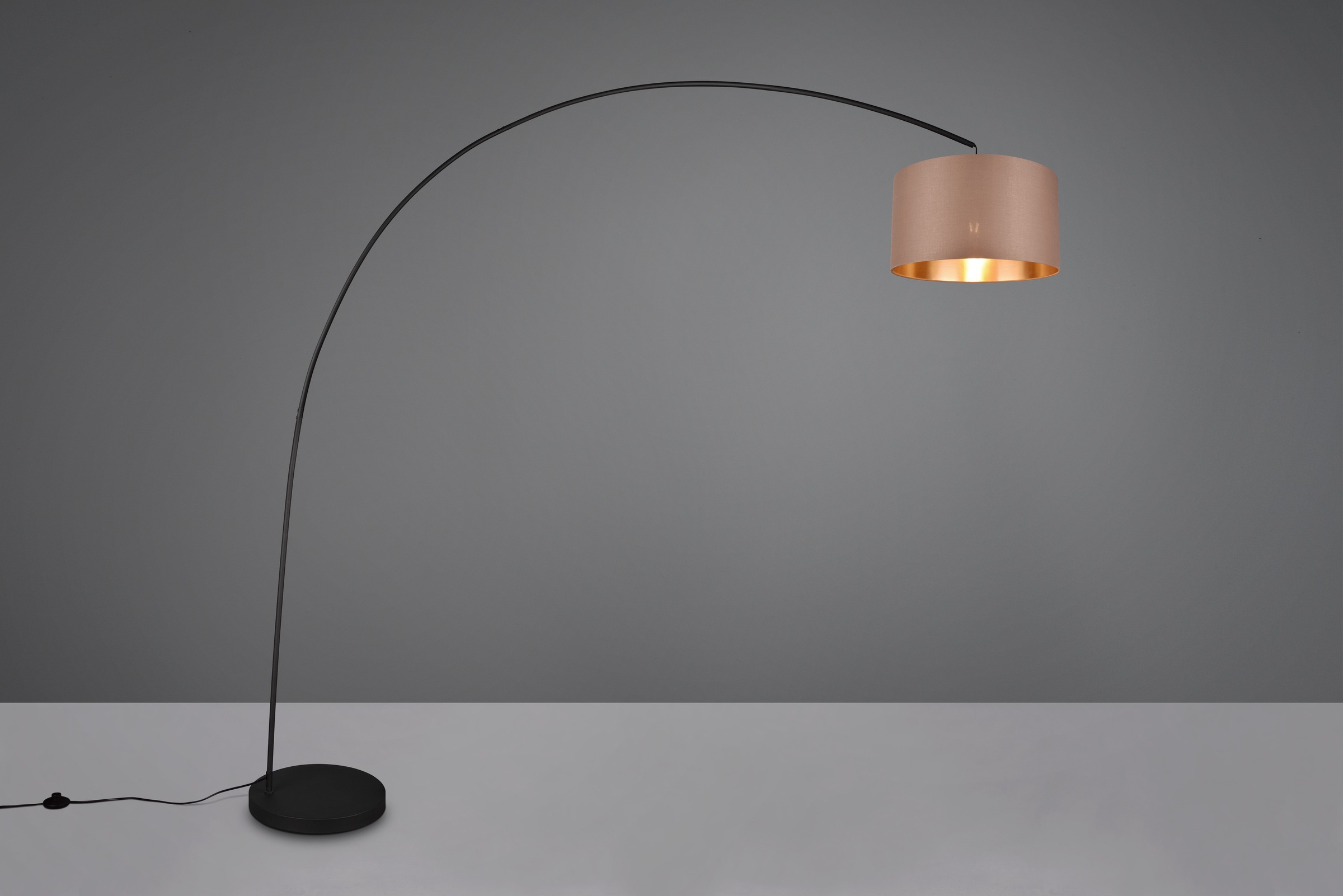 TRIO LEUCHTEN Stehlampe "MANSUR, Bogenlampe mit Stoffschirm, exkl. 1x E27 max 60W, Fußschalter", schwarz (schwarz matt), 1, Ø 45cm H: 210cm, 1 Stk., Leuchten, Bogenleuchte Wohnzimmer, Auslage 2m, Höhe 210cm, Schirm taupe/gold, Stehlampe 2