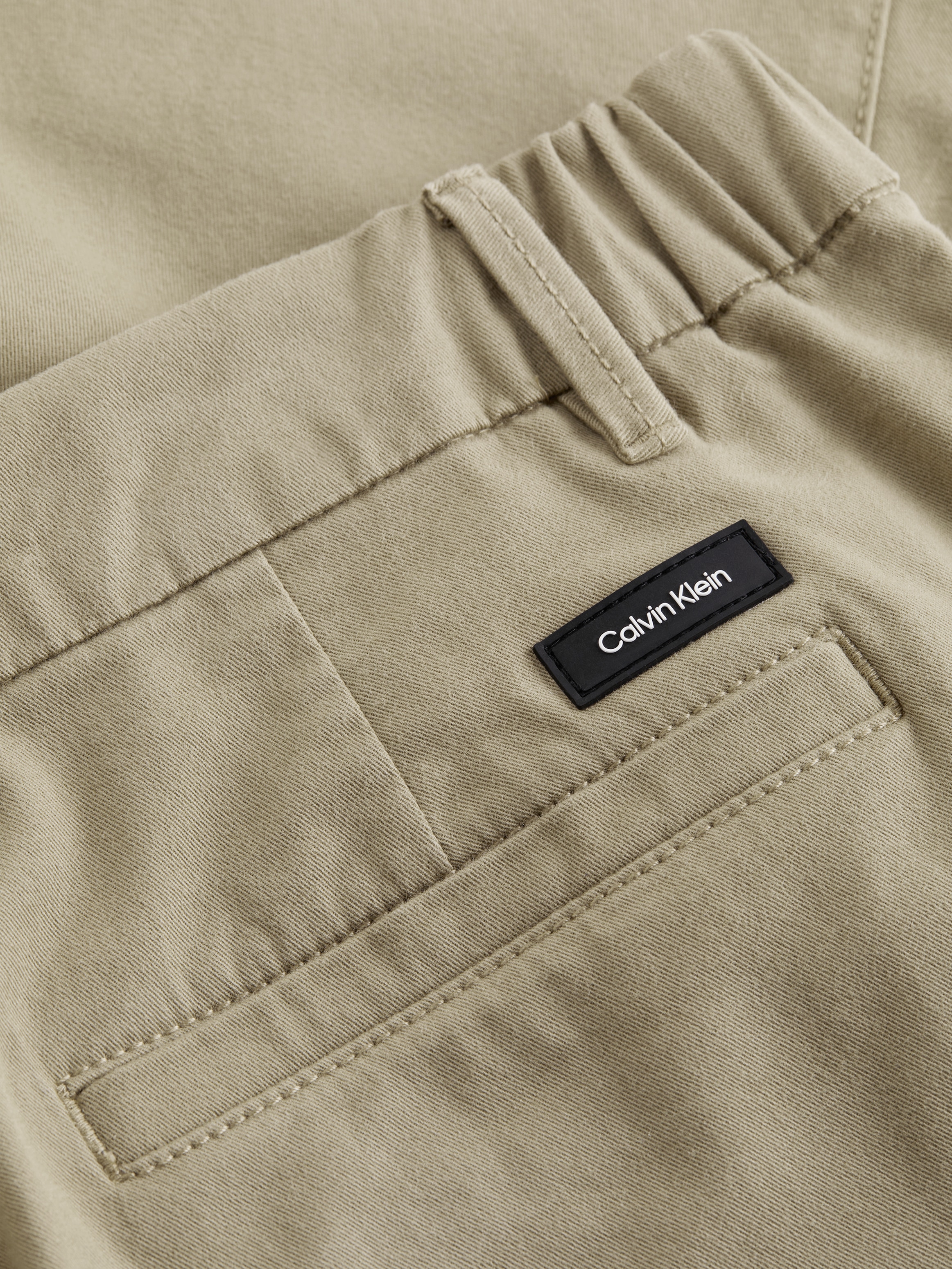 Calvin Klein Cargoshorts »MODERN TWILL CARGO SHORT«, mit Logo-Patch