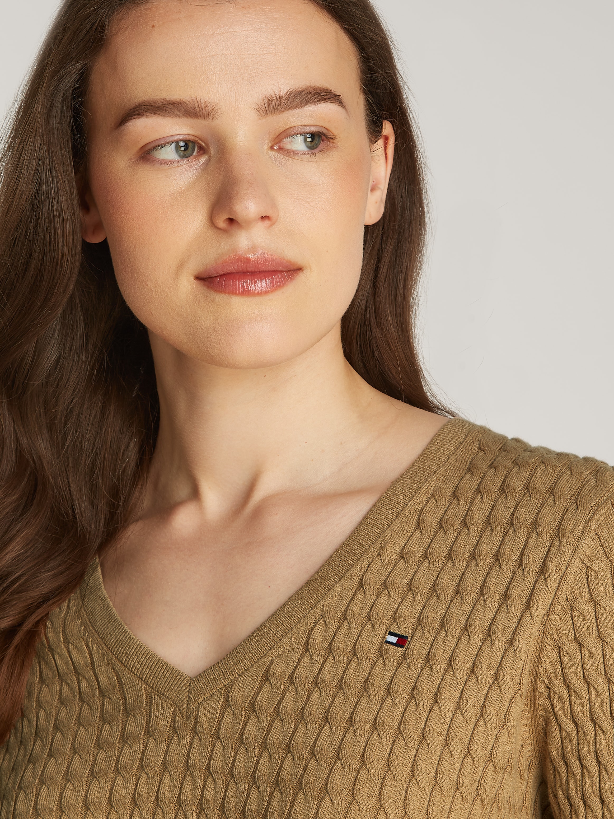 Tommy Hilfiger V-Ausschnitt-Pullover »CO CABLE V-NK LS SWT«, mit Zopfmuster, Logostickerei