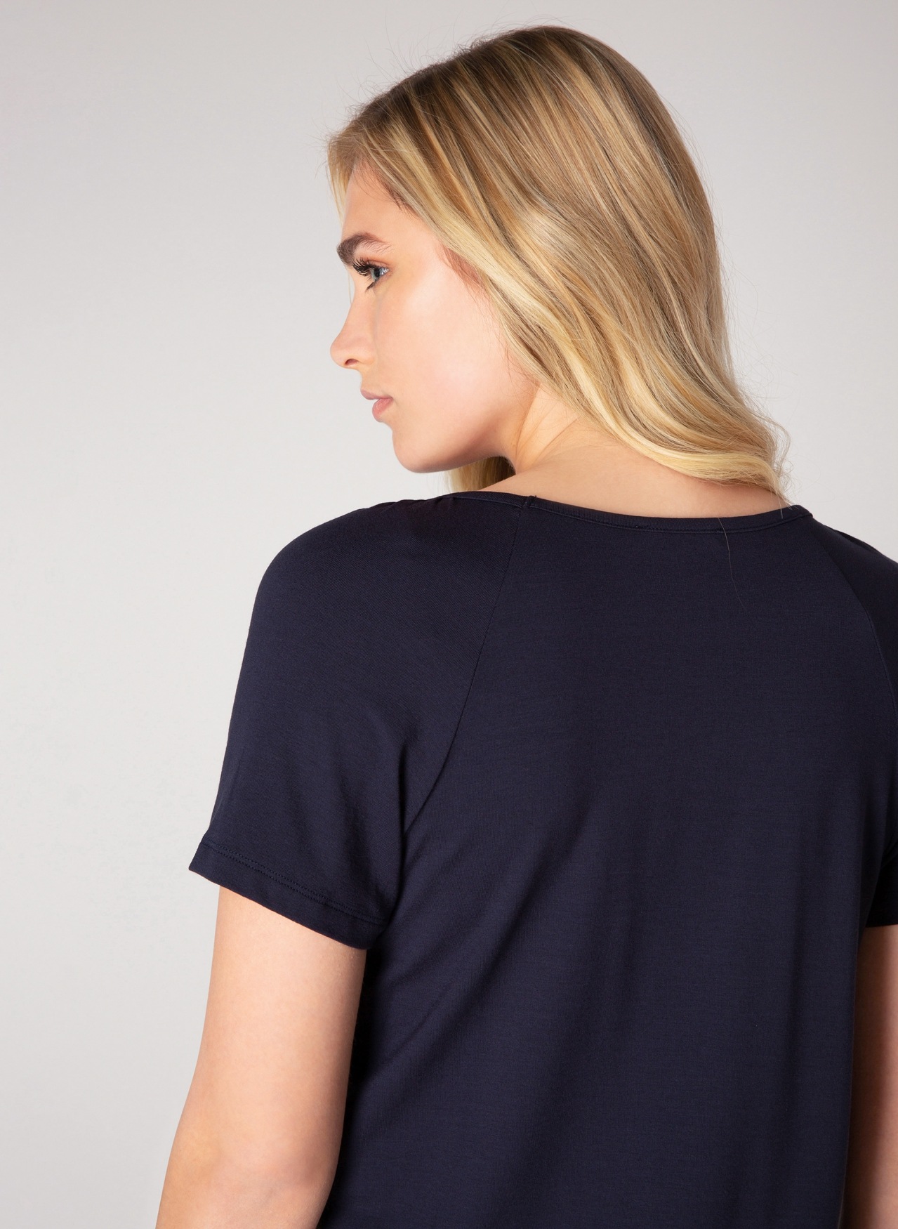 Base Level T-Shirt "Yona", mit Raffung am Rundhalsausschnitt günstig online kaufen