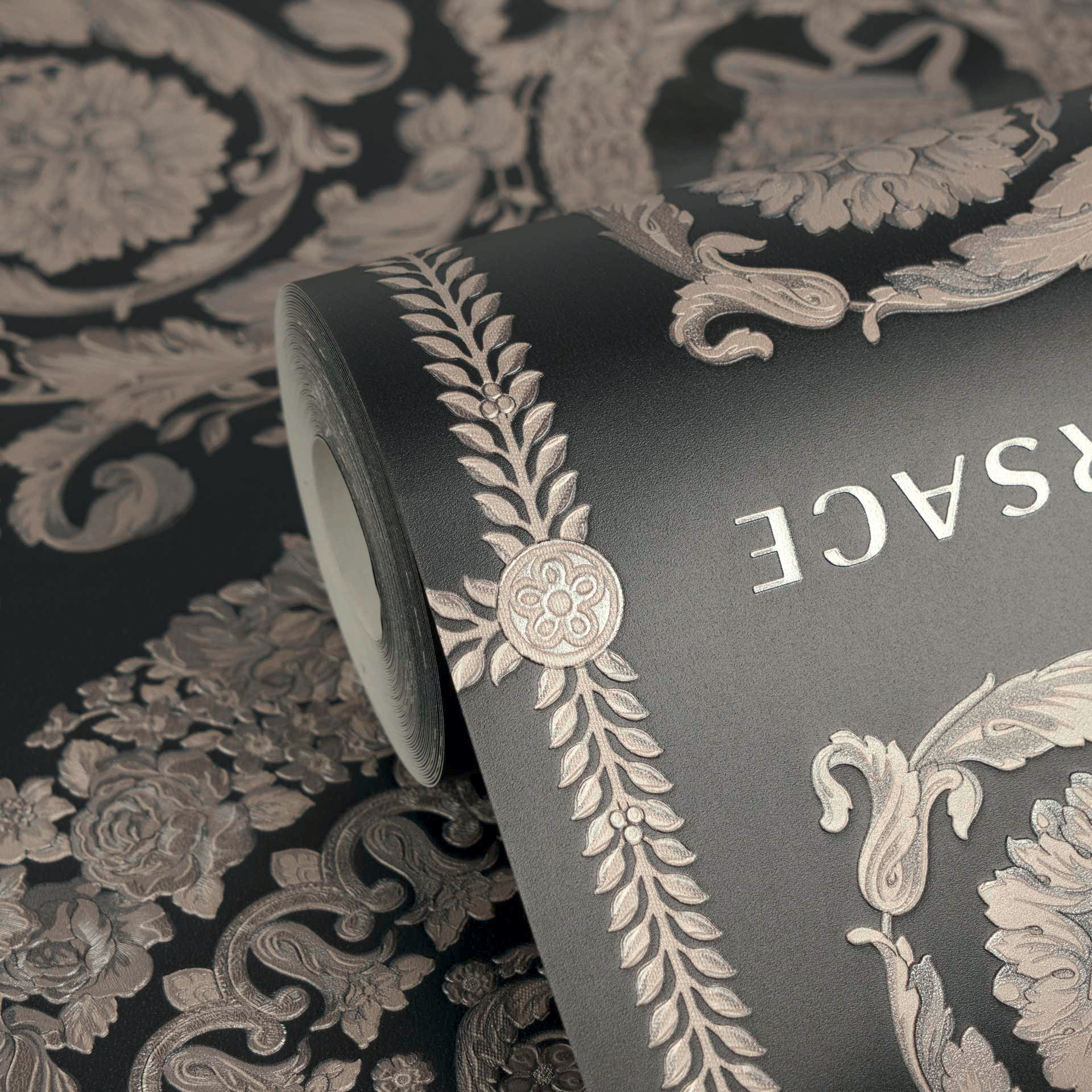 Versace Vliestapete »Versace 6 Heritage –« 3D-Optik | Barock | Motiv geprägt Opulentes Medaillon-Design mit Glanz & fein strukturierter Oberfläche