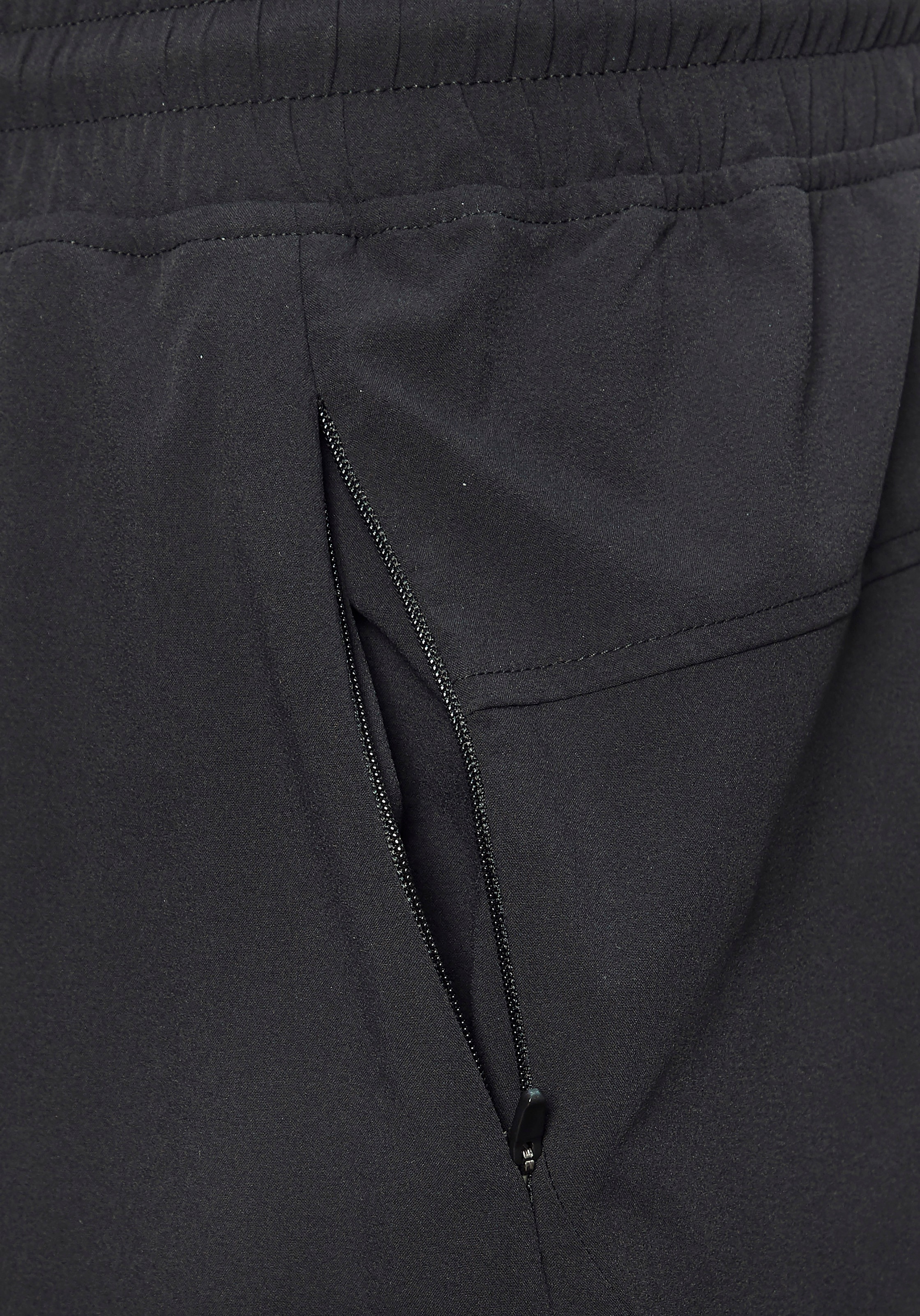 Le Jogger Performance Laufhose, mit reflektierendem Logo unten am linken Bein