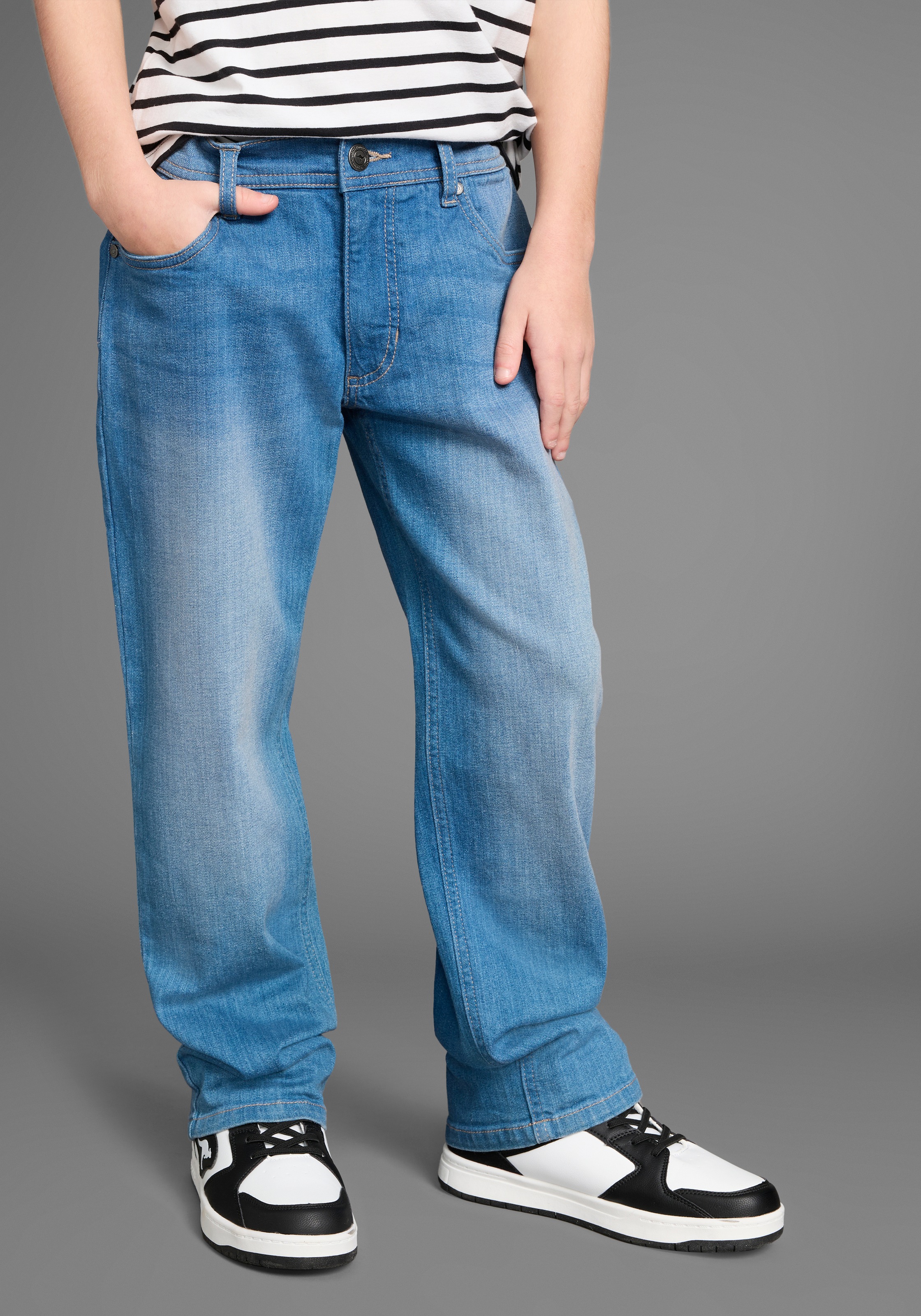 KangaROOS Loose-fit-Jeans "Jeans mit weitem Bein und KangaROOS Stickerei" Loose-fit Stretchjeans mit Logo-Stickerei