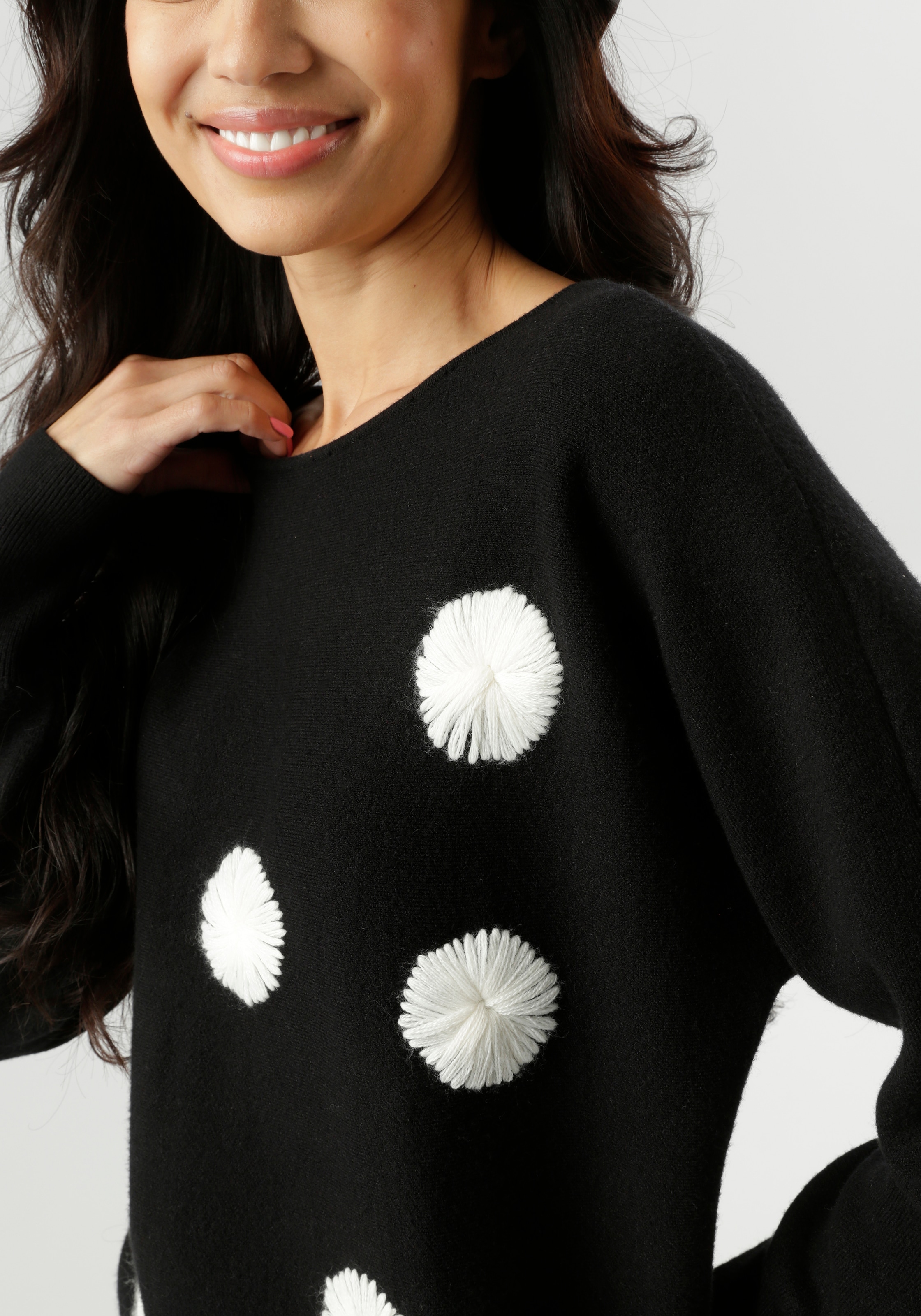 Aniston SELECTED Strickpullover, mit extravaganten, aufgestickten Punkten vorne - NEUE KOLLEKTION