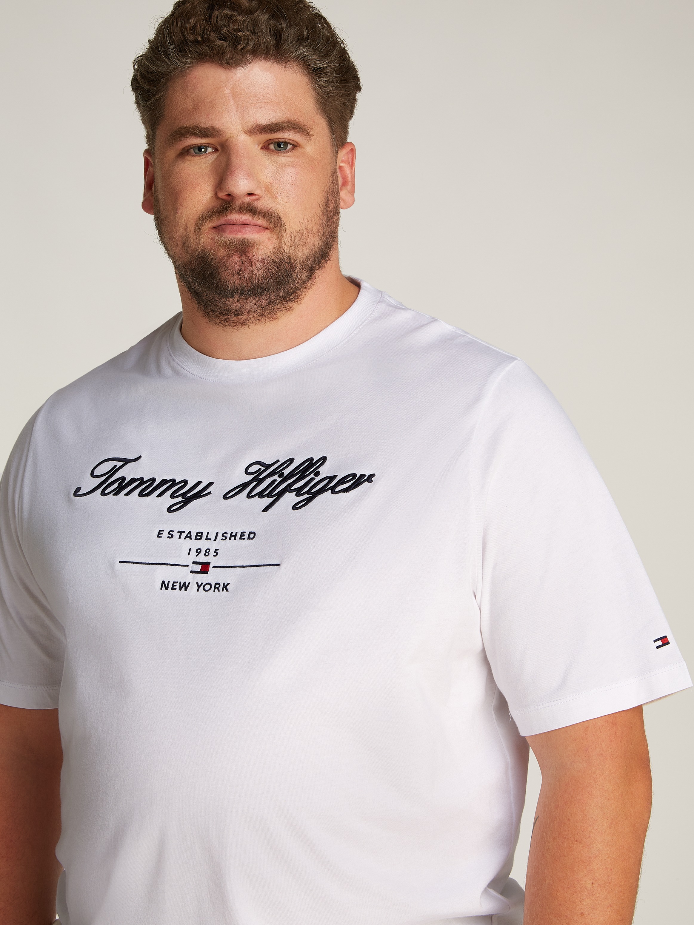 Tommy Hilfiger Big & Tall Rundhalsshirt »BT-SCRIPT LOGO TEE-B«, in Großen Größen, Logostickerei