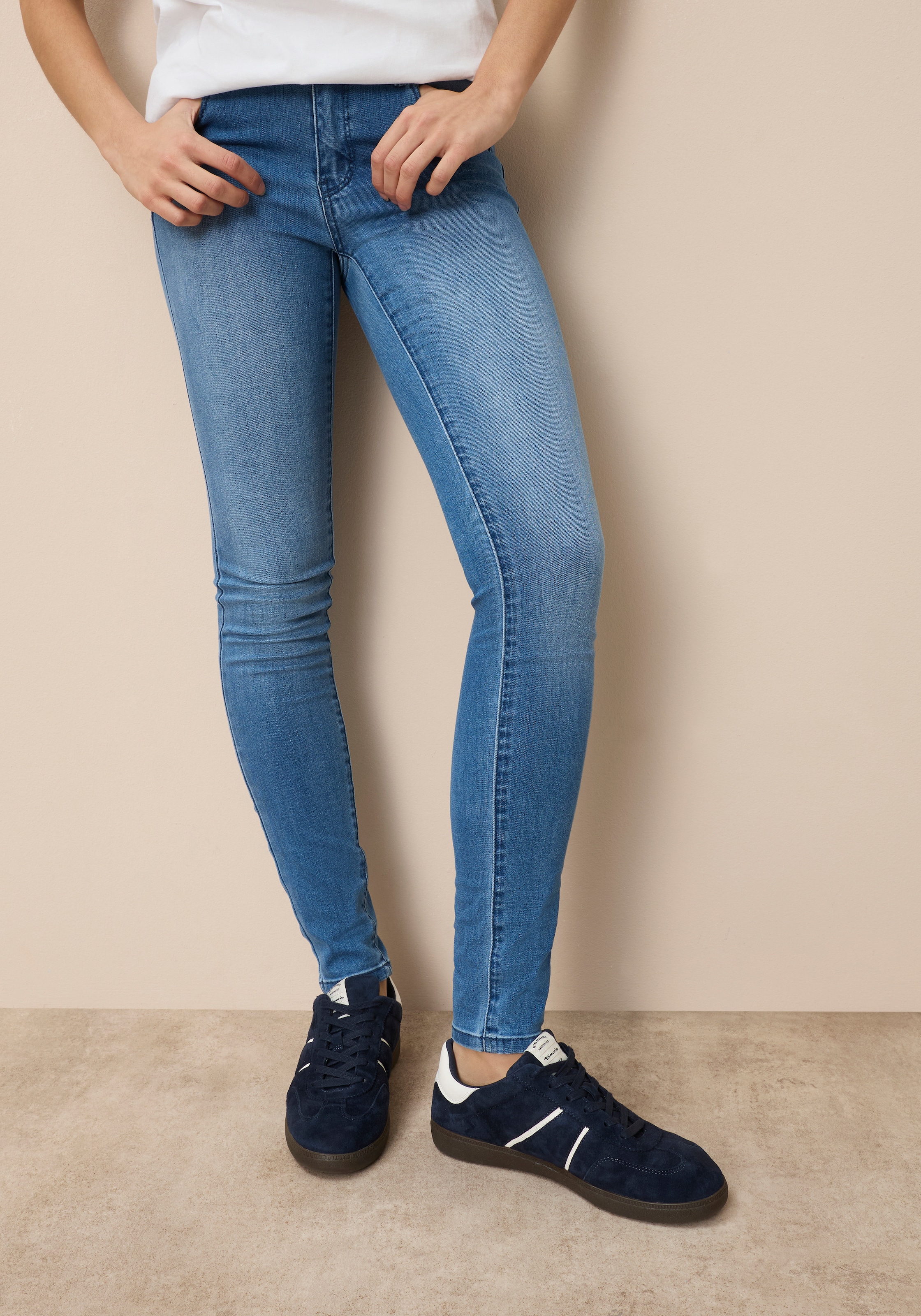 Tamaris Skinny-fit-Jeans "aus bequemen Stretch-Denim" schmale Beinweite, mit Gürtelschlaufenbund, mit Metallreißverschluss
