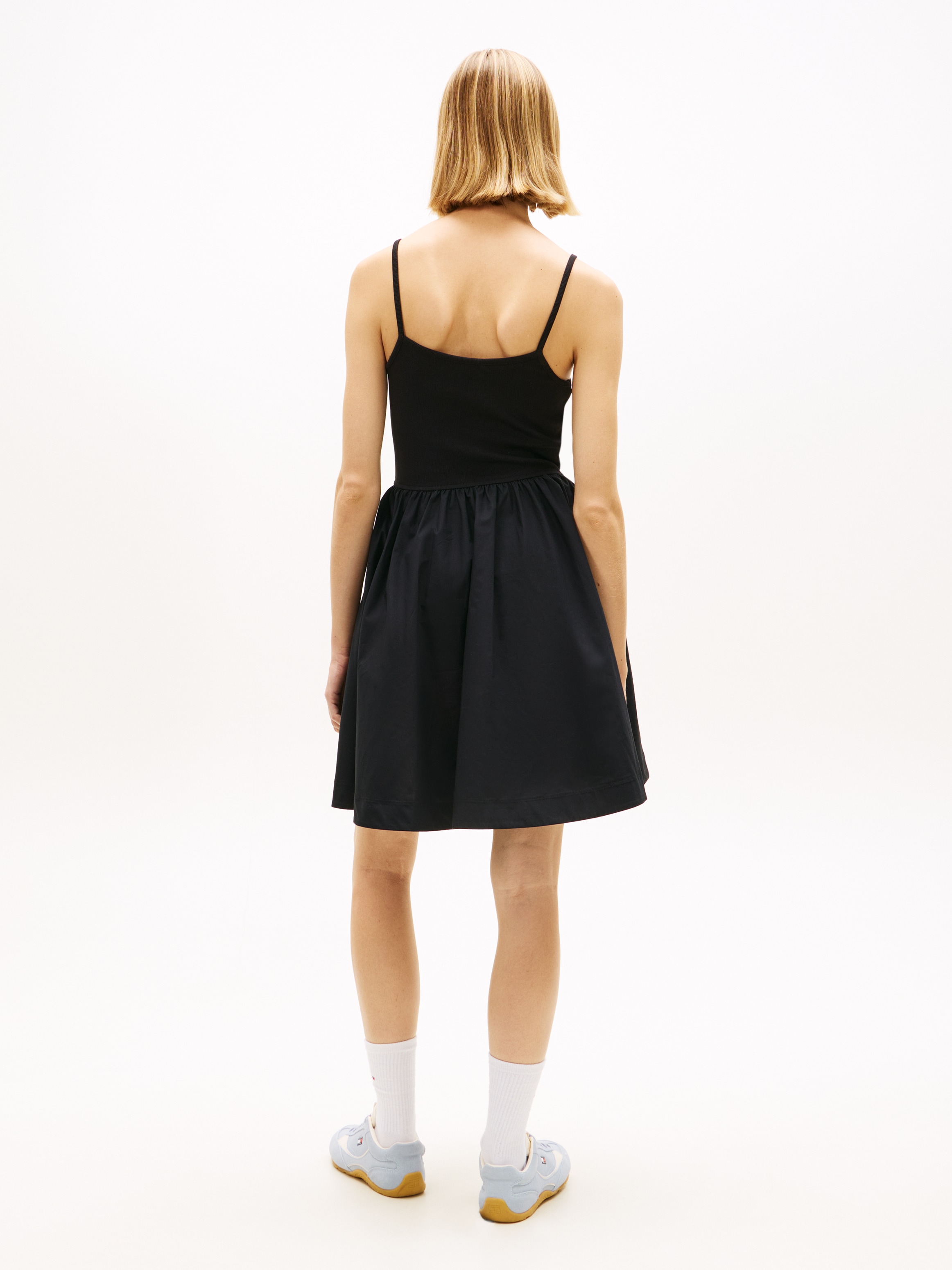 Tommy Jeans Spaghettikleid »TJW RIB POPLIN MIX STRAPPY DRESS« Eingrifftaschen Super Slim mit Falten am Rock