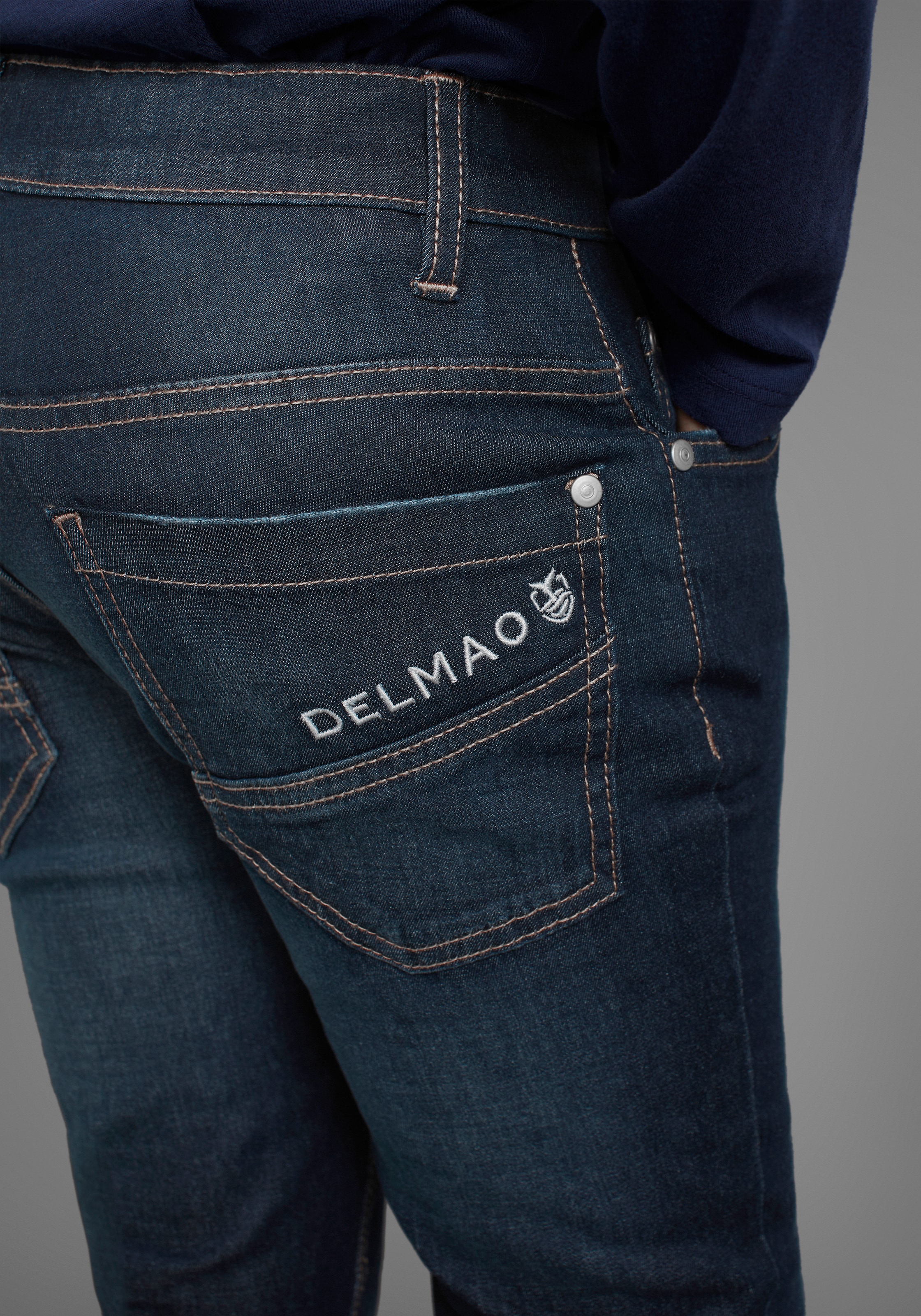 DELMAO Stretch-Jeans », Straight-fit Jeans für Jungen«, mit Logo-Stickerei hinten