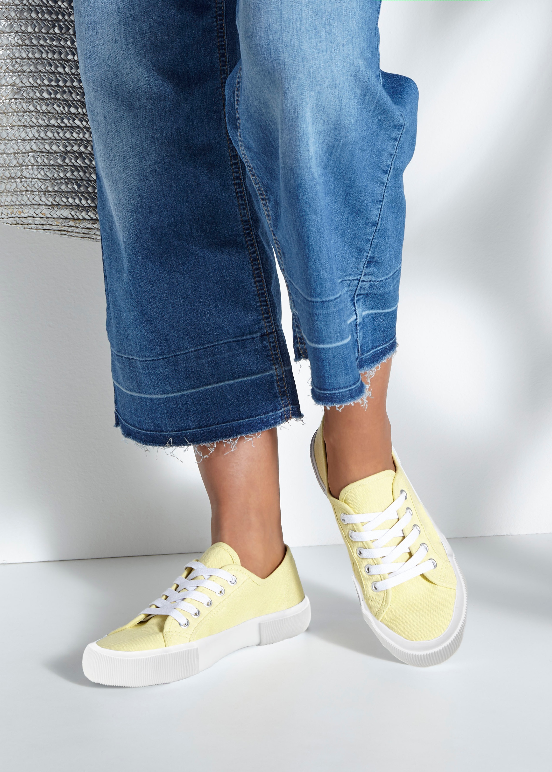 Thumbnail - LASCANA Sneaker aus Textil, Schnürhalbschuh, Freizeitschuh, Turnschuh