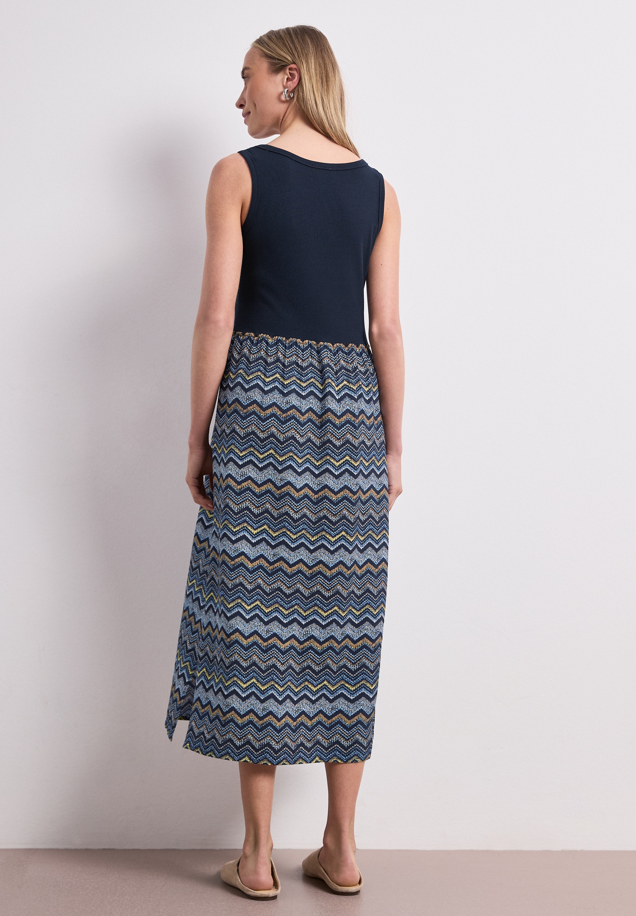 STREET ONE Midikleid Ohne Taschen mit Struktur-Rock und Zick-zack-Muster