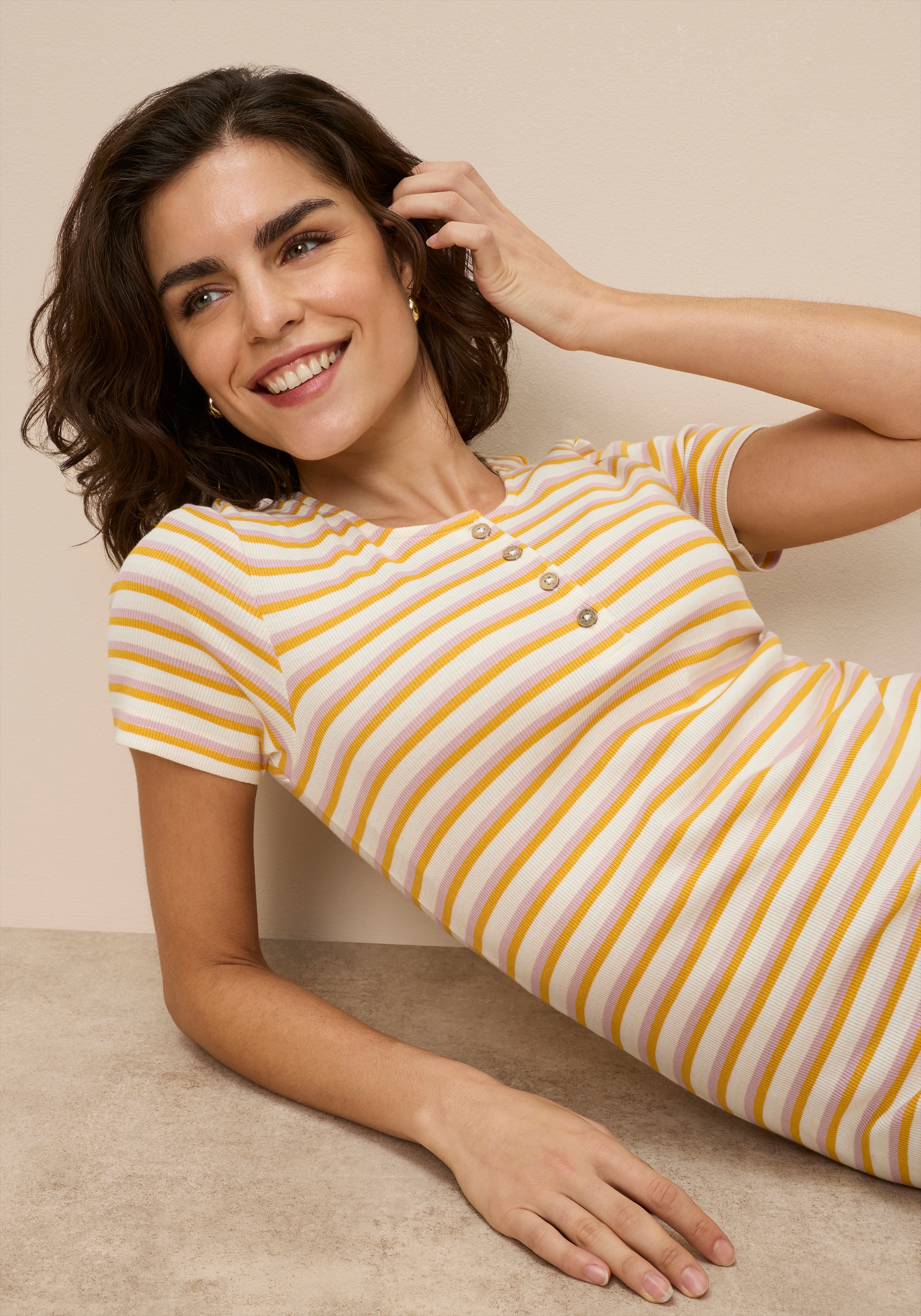 KangaROOS Midikleid Midikleid, figurbetonte Passform, Kurzarm, mit Schlitz am Saum