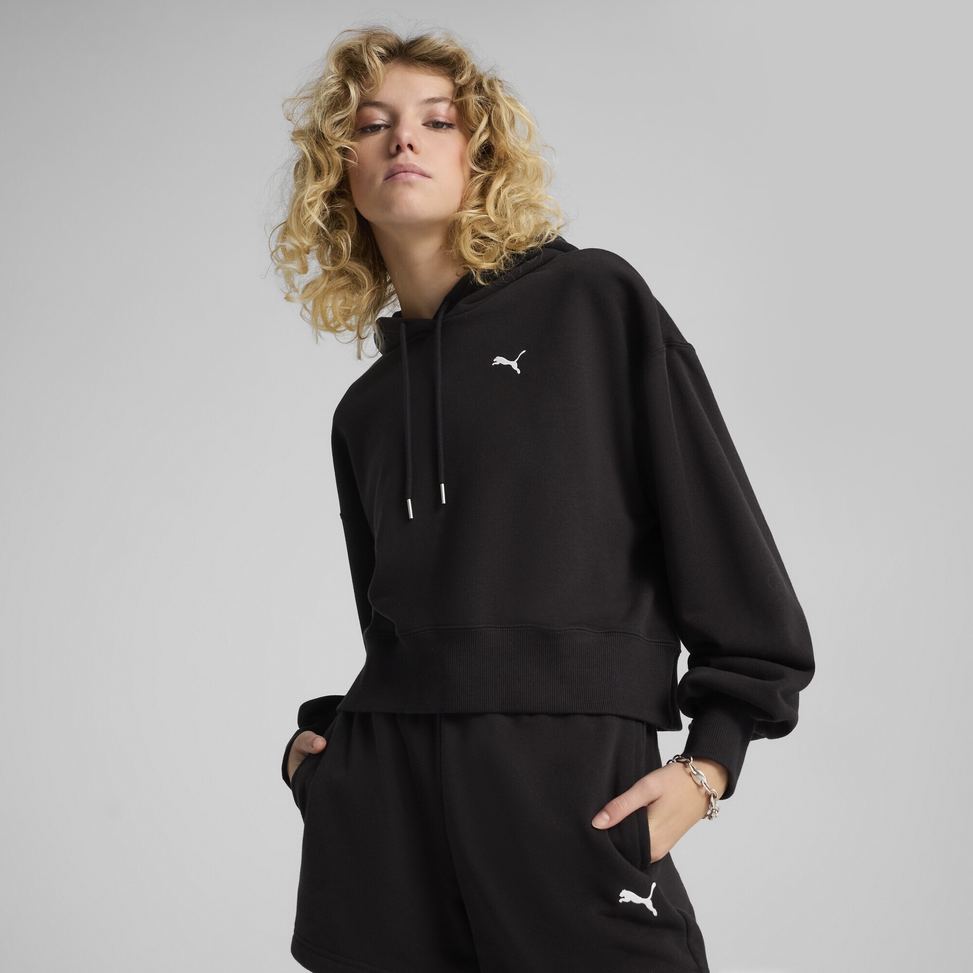 PUMA Hoodie »WARDROBE ESS Kurzer Relaxed Fit Hoodie Damen«