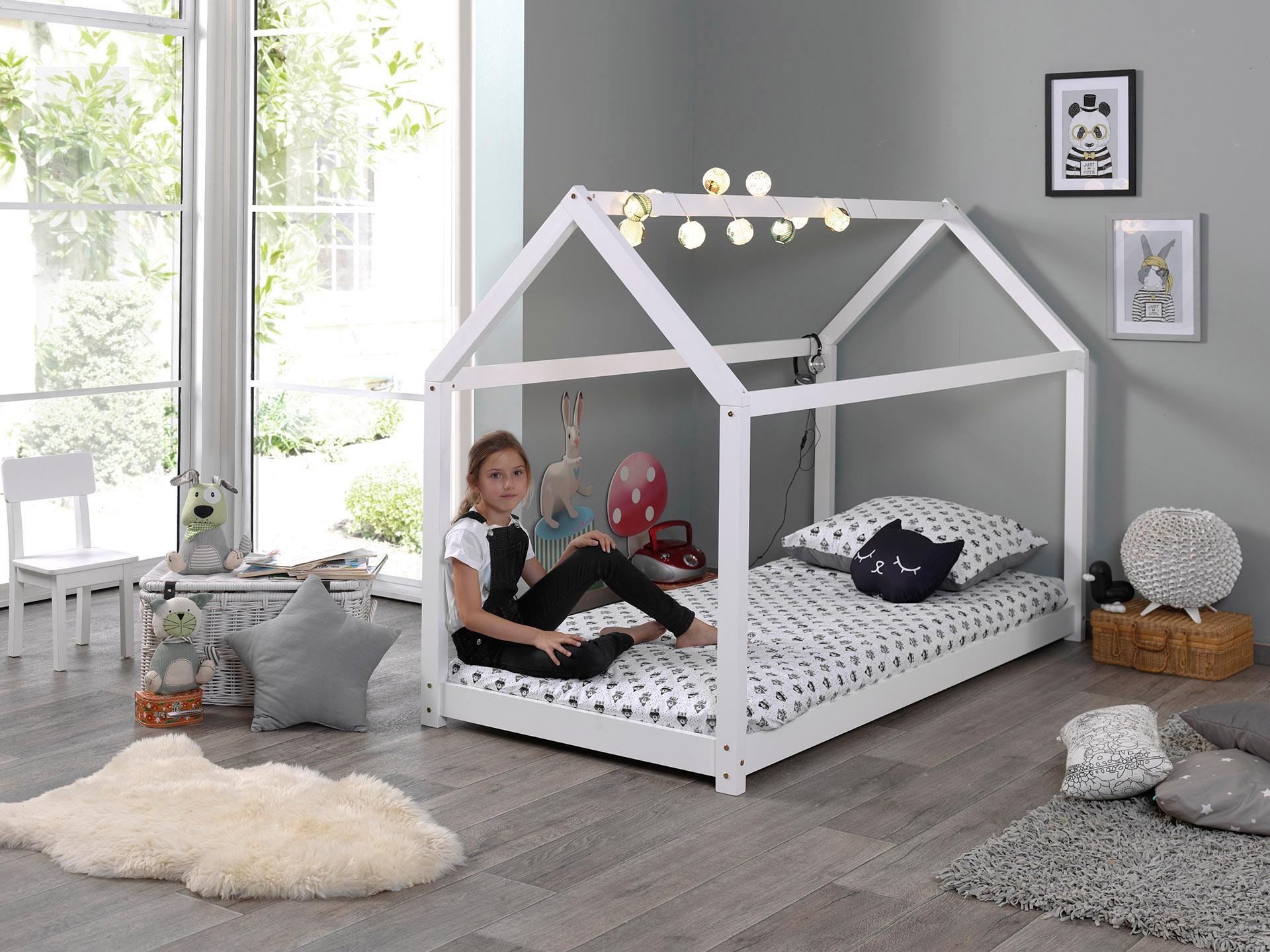 Vipack Kinderbett »Cabane, Kiefer massiv, Made in Europe, inklusive Rolllattenrost«, (B/H/T ca. 206x143x98cm, wahlweise in 2 Farben und 2 Größen erhältlich), Bodenfreiheit ca. 2,5 cm zur besseren Belüftung, stabil gebaut