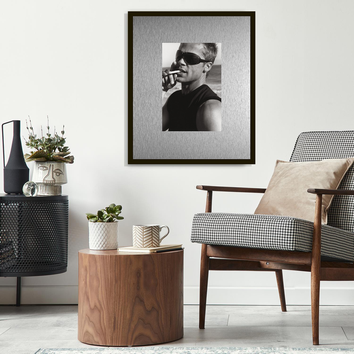 queence Bild »Trend Wandbild, Wandkunst, Kunstdruck "Brad Pitt mit Zigarette"« Filmfiguren | Filmszene | Schwarz-Weiß 1 Stk. tlg. inkl. Passepartout aus hochwertigem Aluminium und schwarzem Rahmen