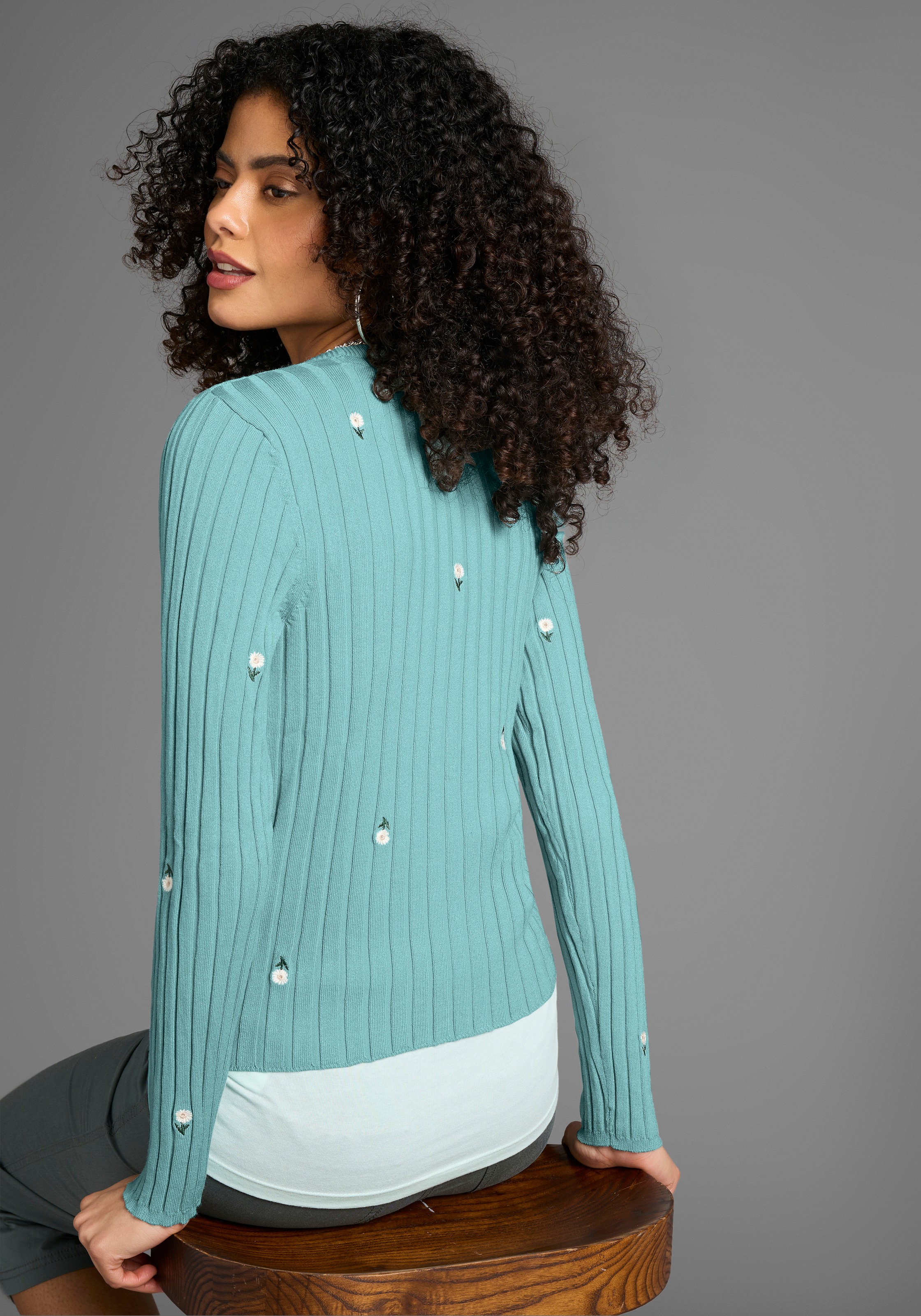 KangaROOS Cardigan, mit Blumen-Stickerei günstig online kaufen