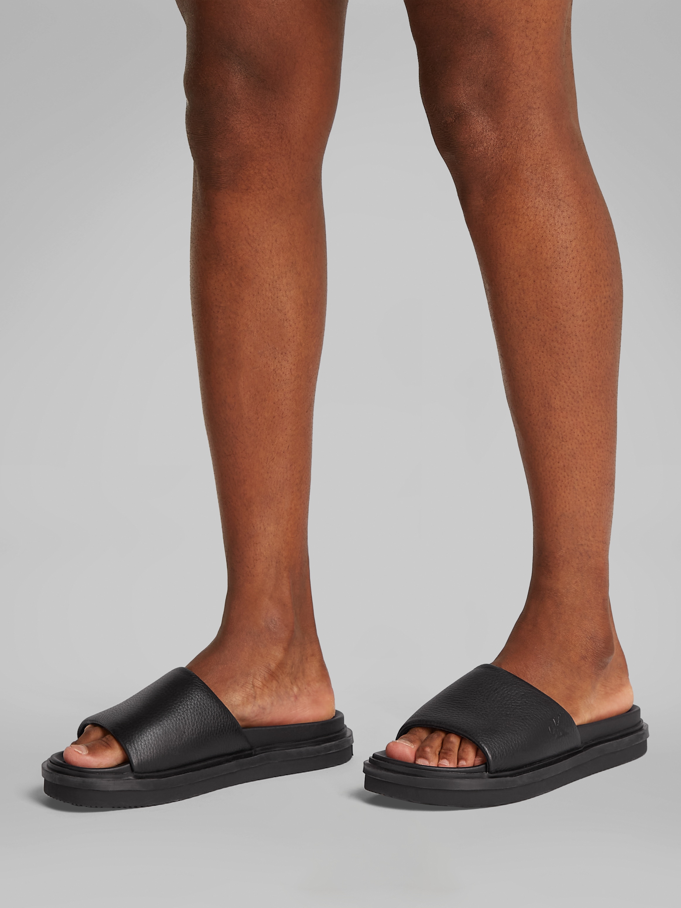 Calvin Klein Jeans Pantolette »FLAT MOLDED SLIDE SANDAL LTH«, Poolslides, Sommerschuh, Strandschuh, Schlappen mit CK Prägung