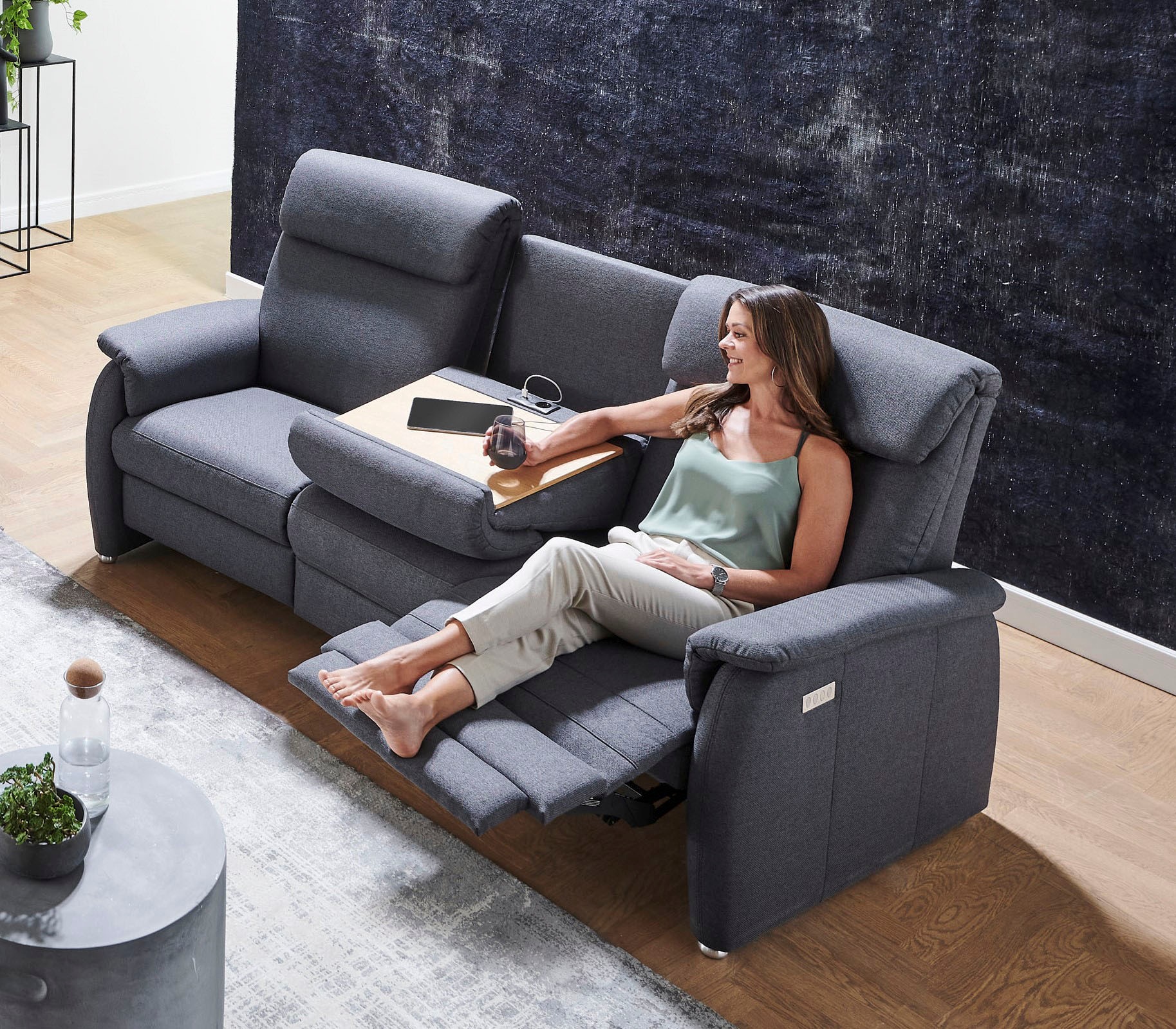 Home affaire 3-Sitzer »Turin mit Steckdose und USB-Port auch in Easy care-Bezug«, 2 x vollmotorische Relaxfunktion, herunterklappbarer Tisch