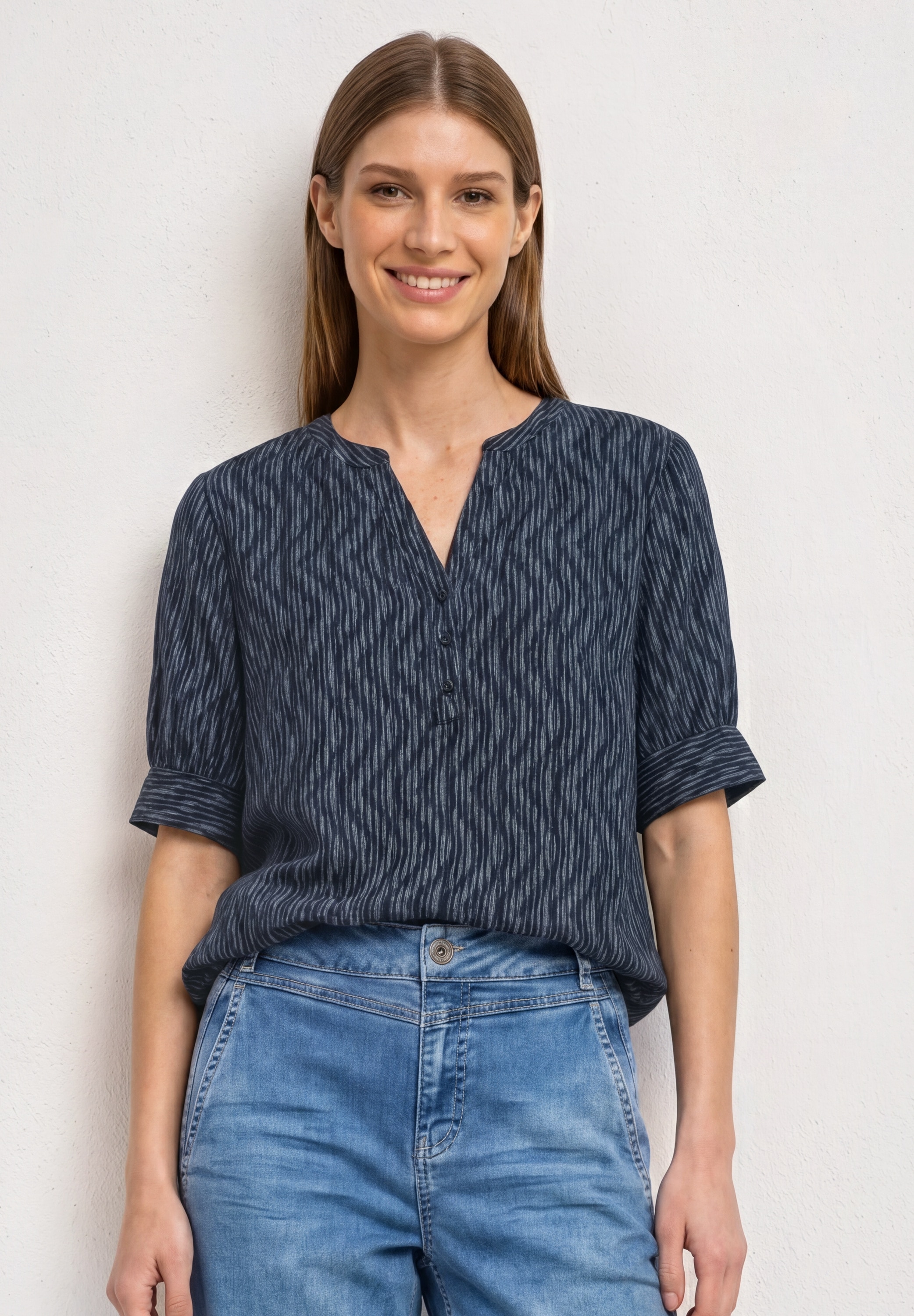 STREET ONE Kurzarmbluse Kurze Sommerbluse mit Allover-Print und Splitneck
