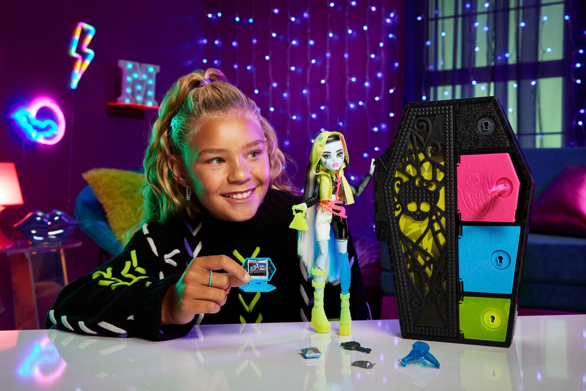 MonsterHigh™ Anziehpuppe »Skulltimate Secrets: Neon Frights, Frankie Stein,«