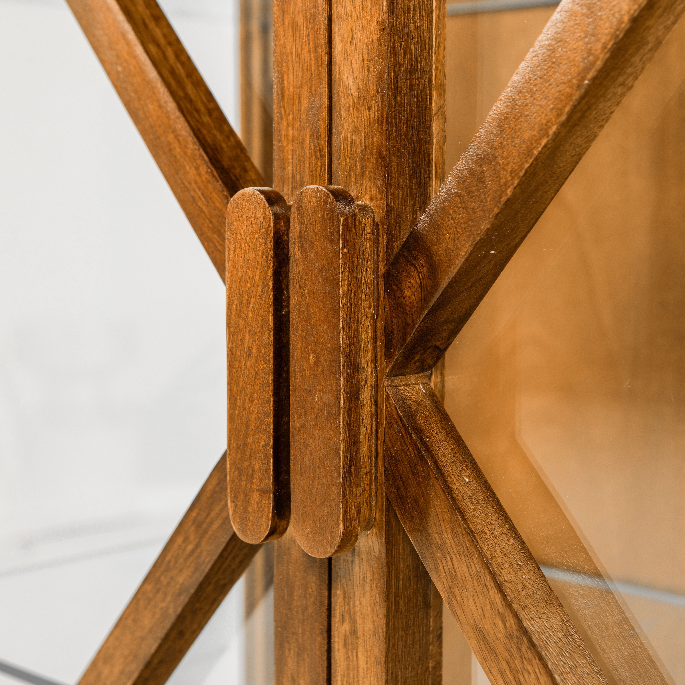 WOOOD Vitrine »Kella Mangoholz mit Glastüren und Glasablagen B 100 x D 44 x H 132 cm« Tragkraft 5–7 kg pro Ablage, Wandbefestigung empfohlen