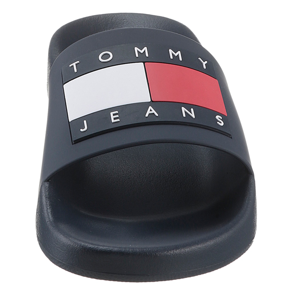 Tommy Jeans Pantolette »TOMMY JEANS FLAG POOL SLD ESS«, Sommerschuh, Schlappen mit farbiger Logoflagge