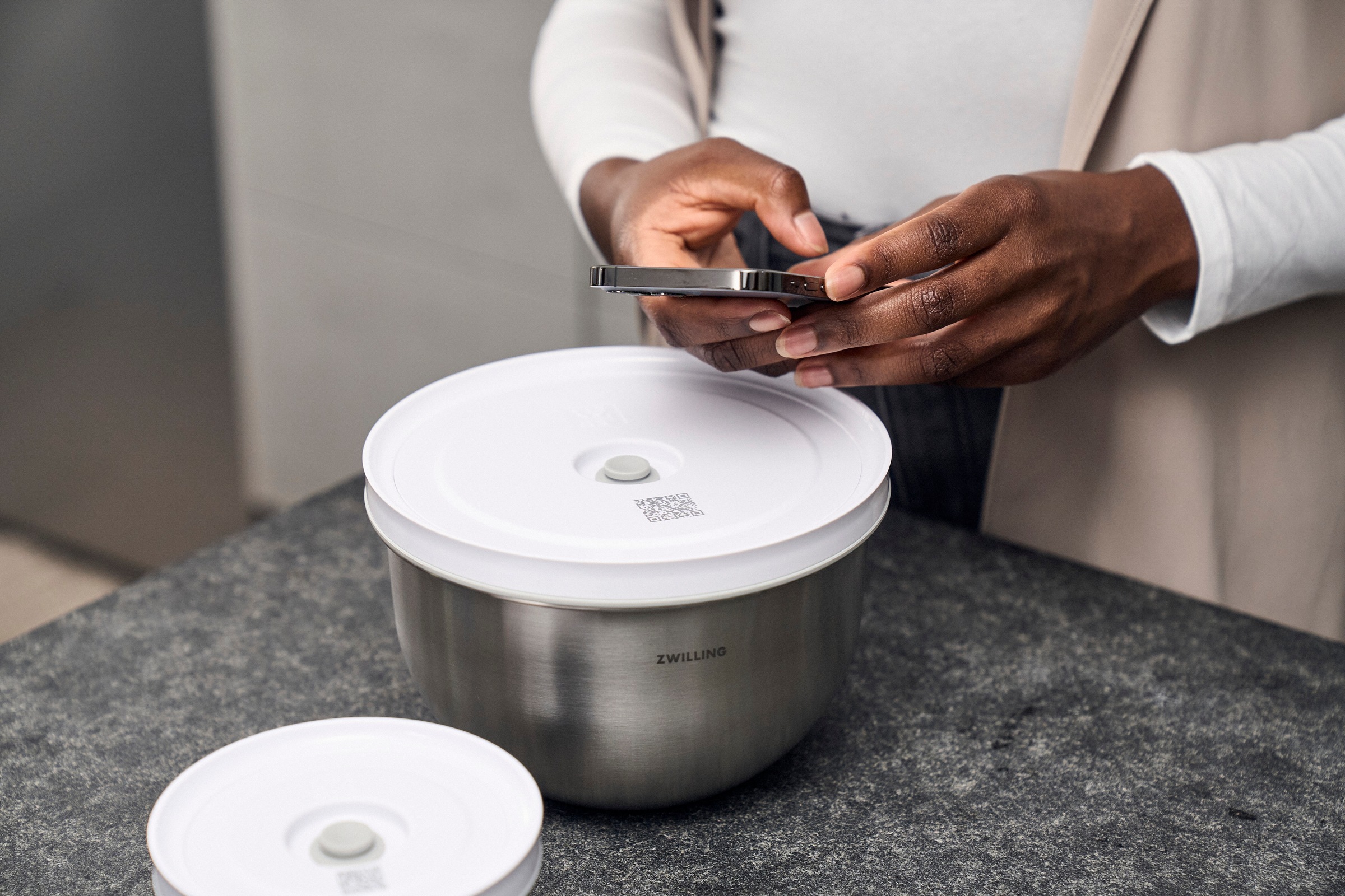 Zwilling Aufbewahrungssystem »Fresh & Save BOWLS«, (Set, 6 tlg., 1 Vakuumschüssel + Deckel (S / 12 cm), (M / 18 cm) + (L / 24 cm), Vakuumschüssel Set S/M/L / 6-tlg., Edelstahl
