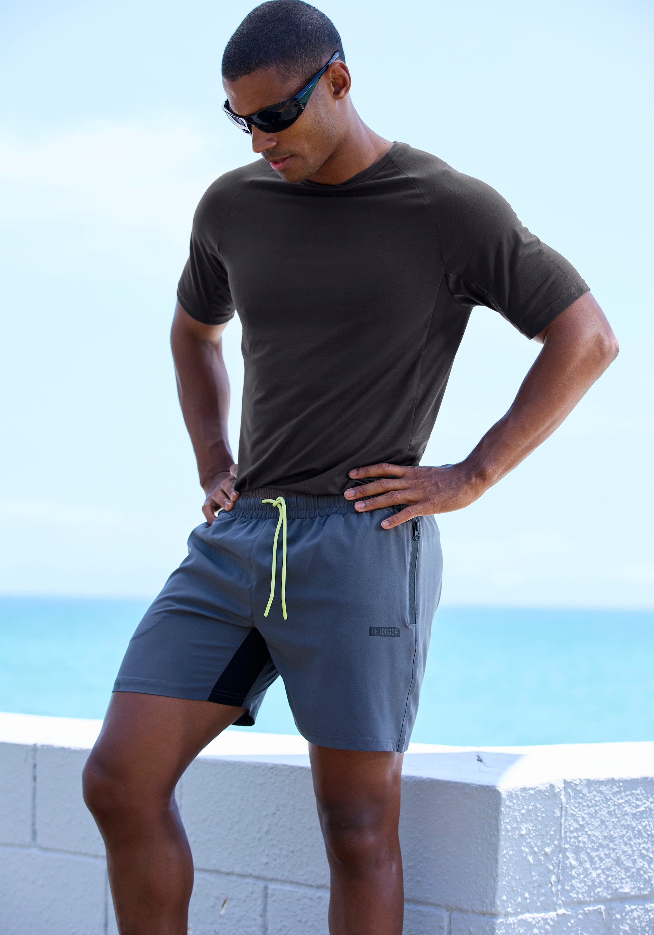 AUTHENTIC LE JOGGER Funktionsshirt mit Rundhalsausschnitt und seitlichen Mesh-Einsatz