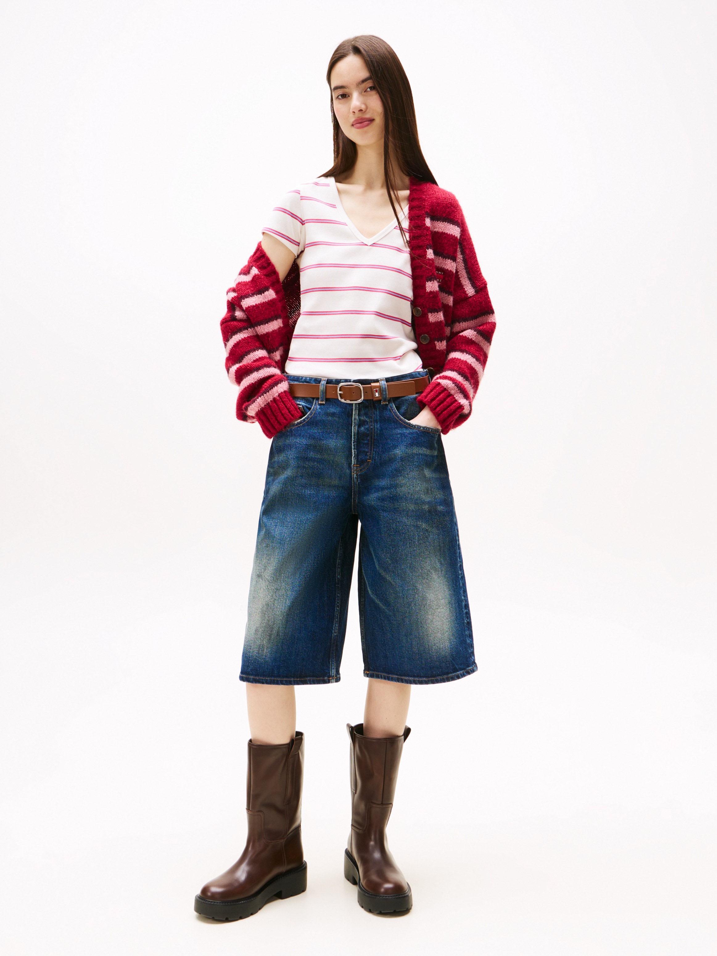 Tommy Jeans T-Shirt »TJW SLIM ESSENTIAL RIB V SS«, mit Logostickerei