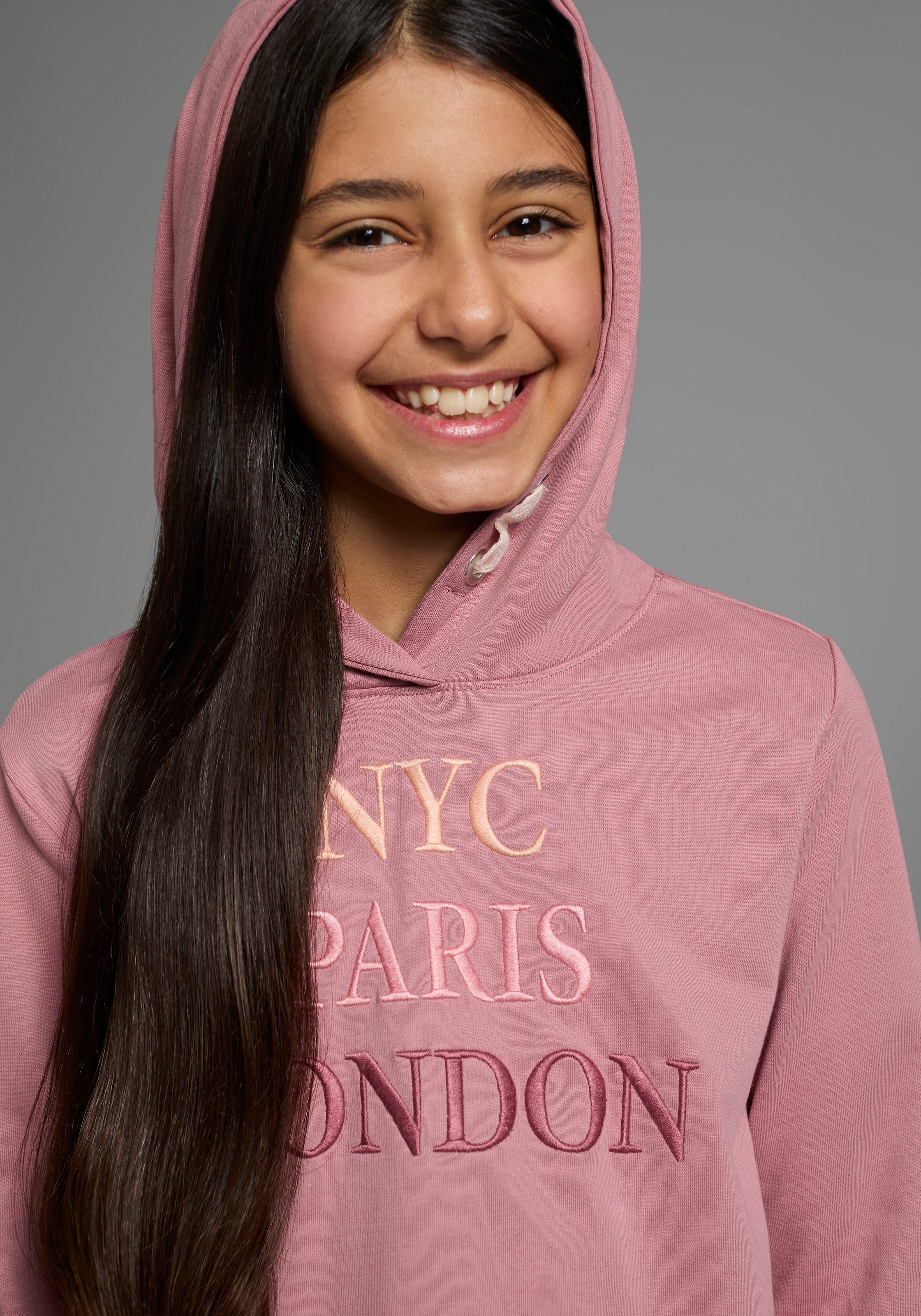 KIDSWORLD Kapuzensweatshirt »NYC Paris London«, Langarm, gerade Passform, bedruckt, Kapuze, aus Baumwolle