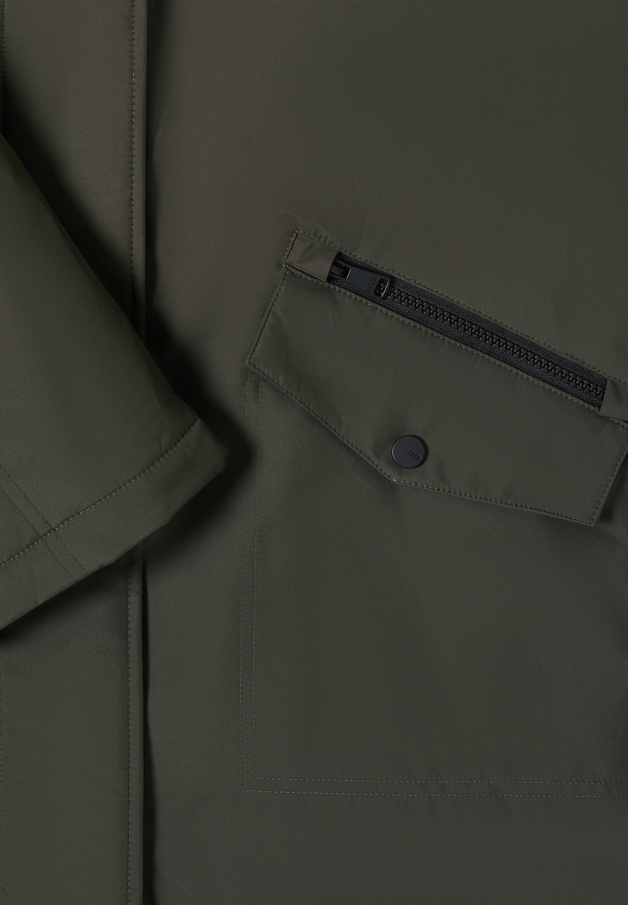 Cecil Wintermantel mit Kapuze und Tunnelzug