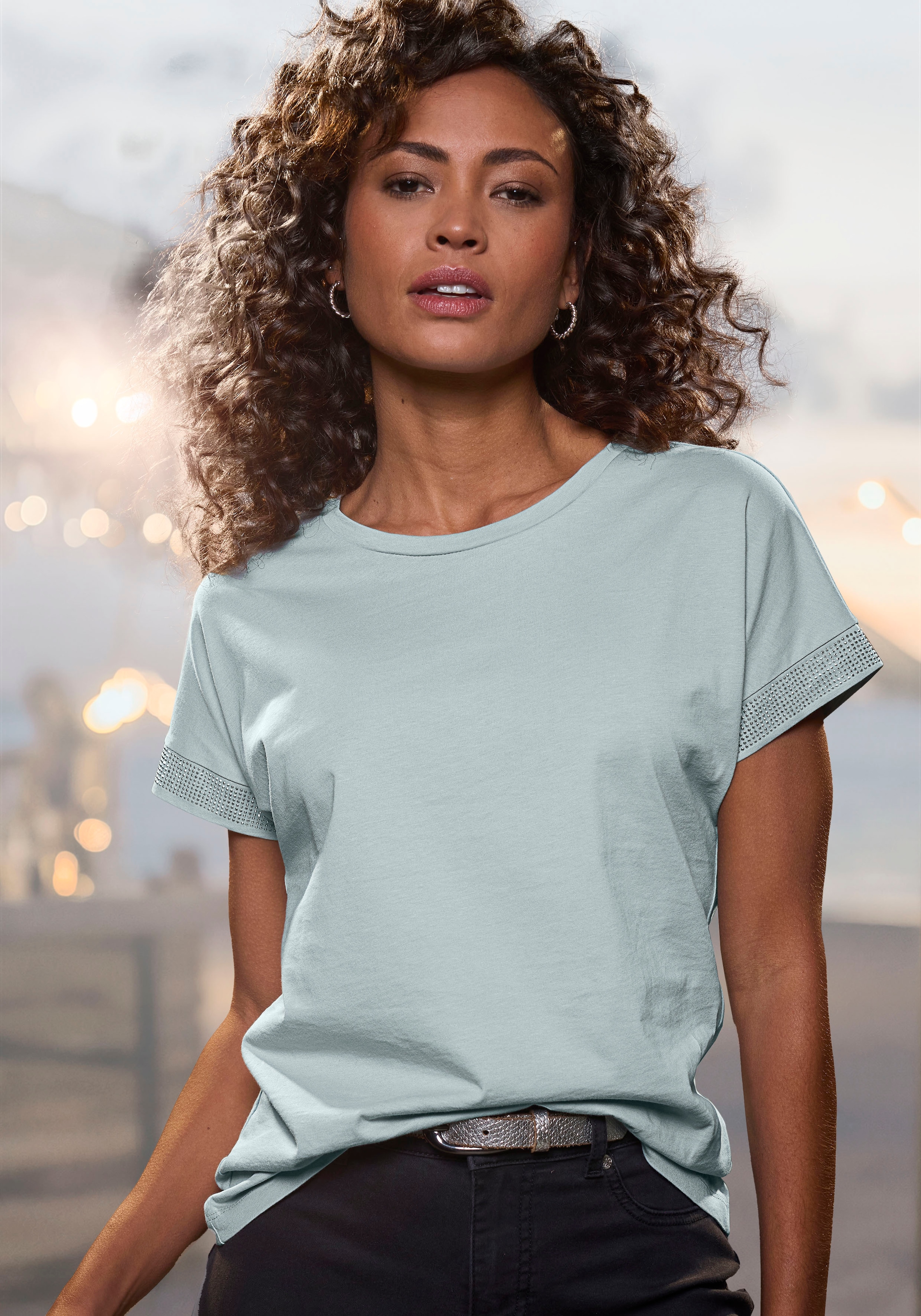 LASCANA Kurzarmshirt "mit glitzernem Strass-Design am Arm", aus weicher Bau günstig online kaufen