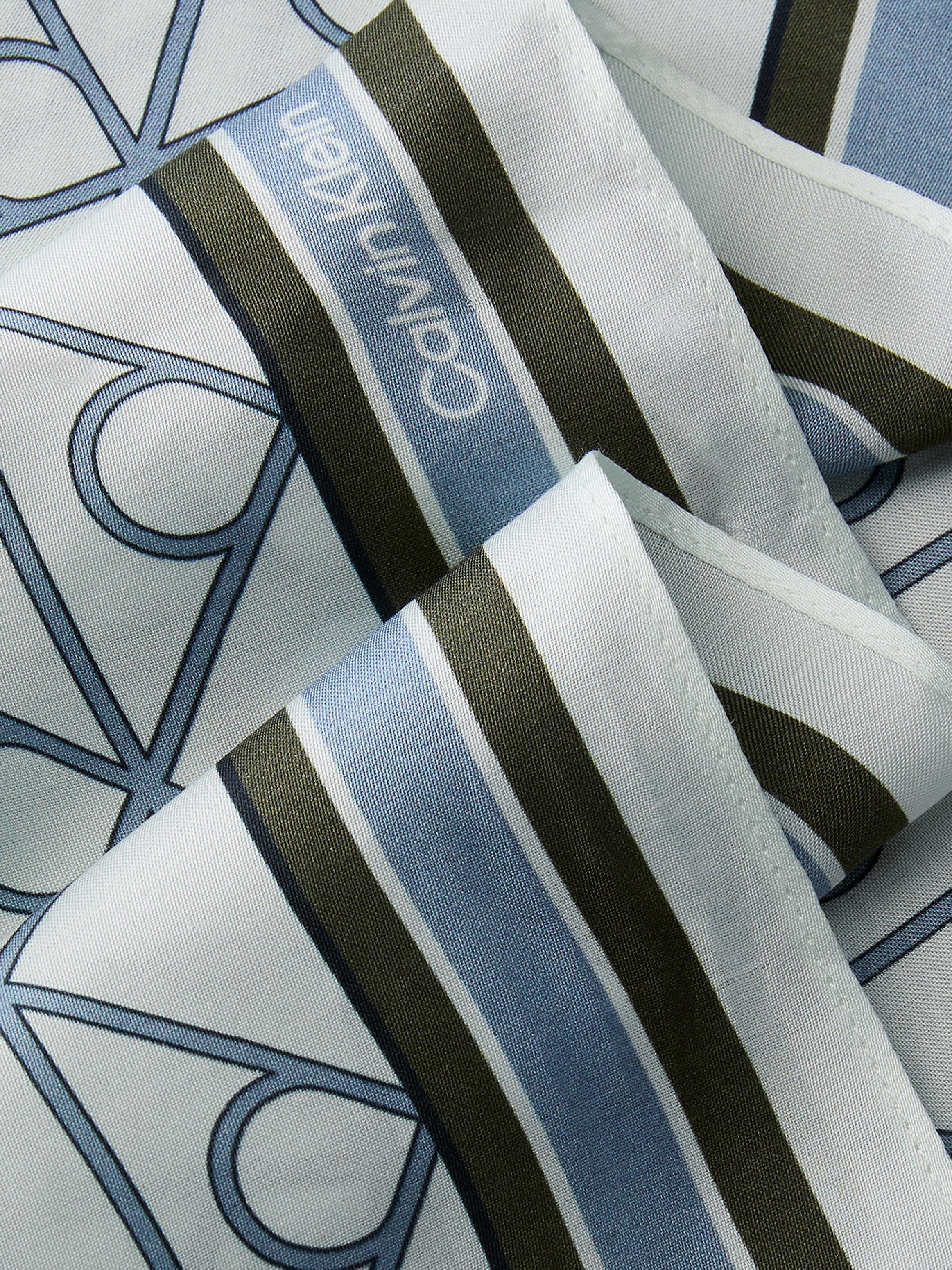 Calvin Klein Modetuch »EMBLEM AOP PRINTED  BANDANA« Regular fit mit Muster