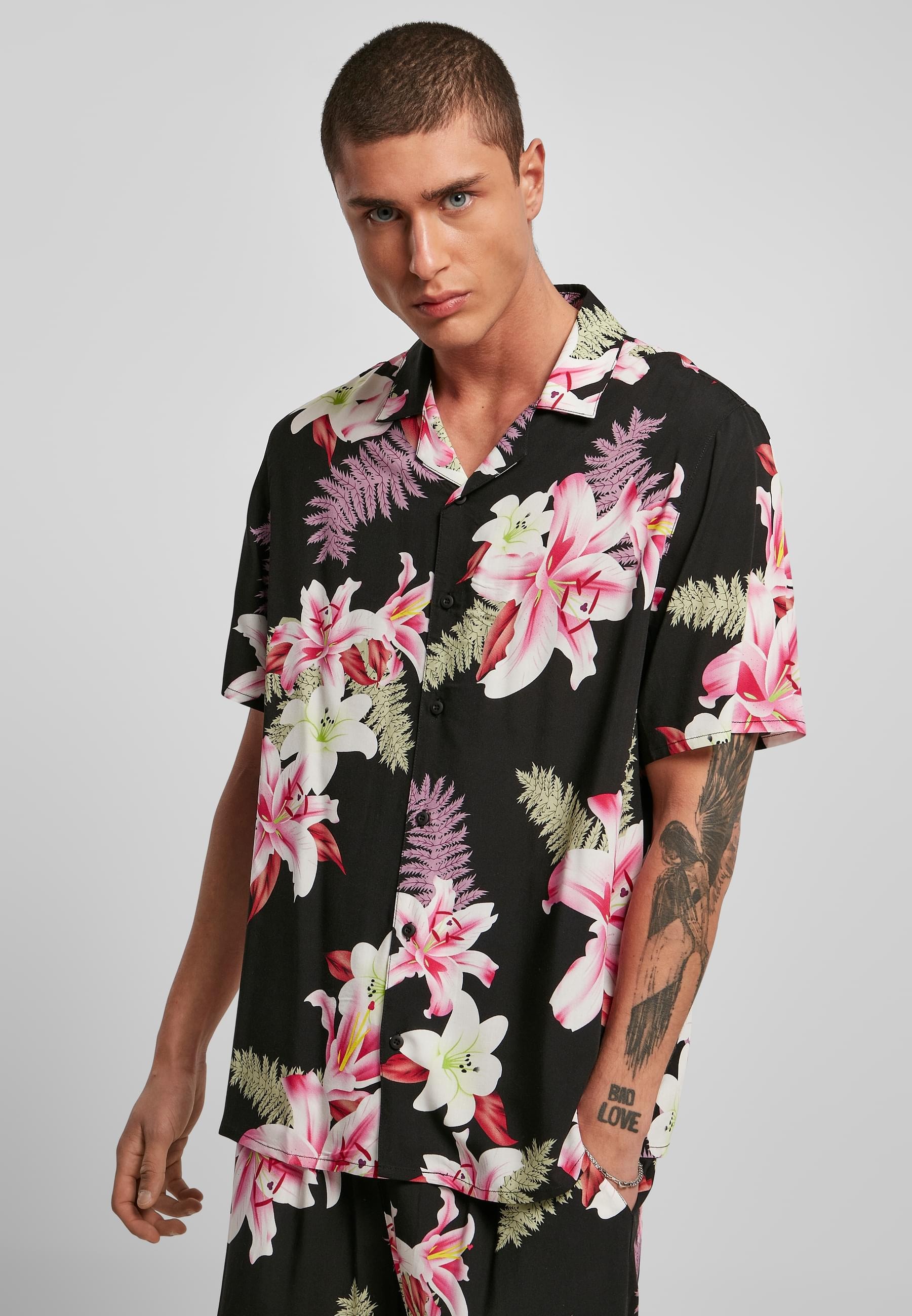 URBAN CLASSICS Kurzarmhemd »Urban Classics Herren Viscose AOP Resort Shirt«, (1 tlg.)