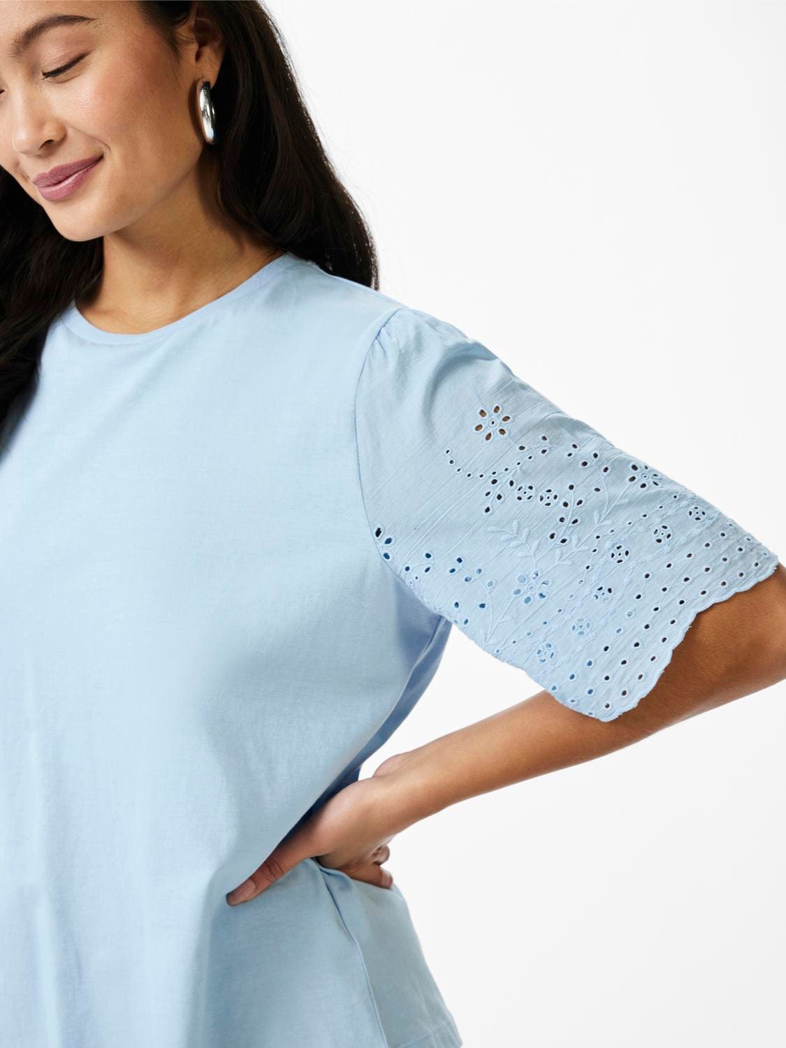 Y.A.S Kurzarmshirt »YASLEX SS TOP W. EMB SLEEVES S. NOOS«, mit Lochstickerei