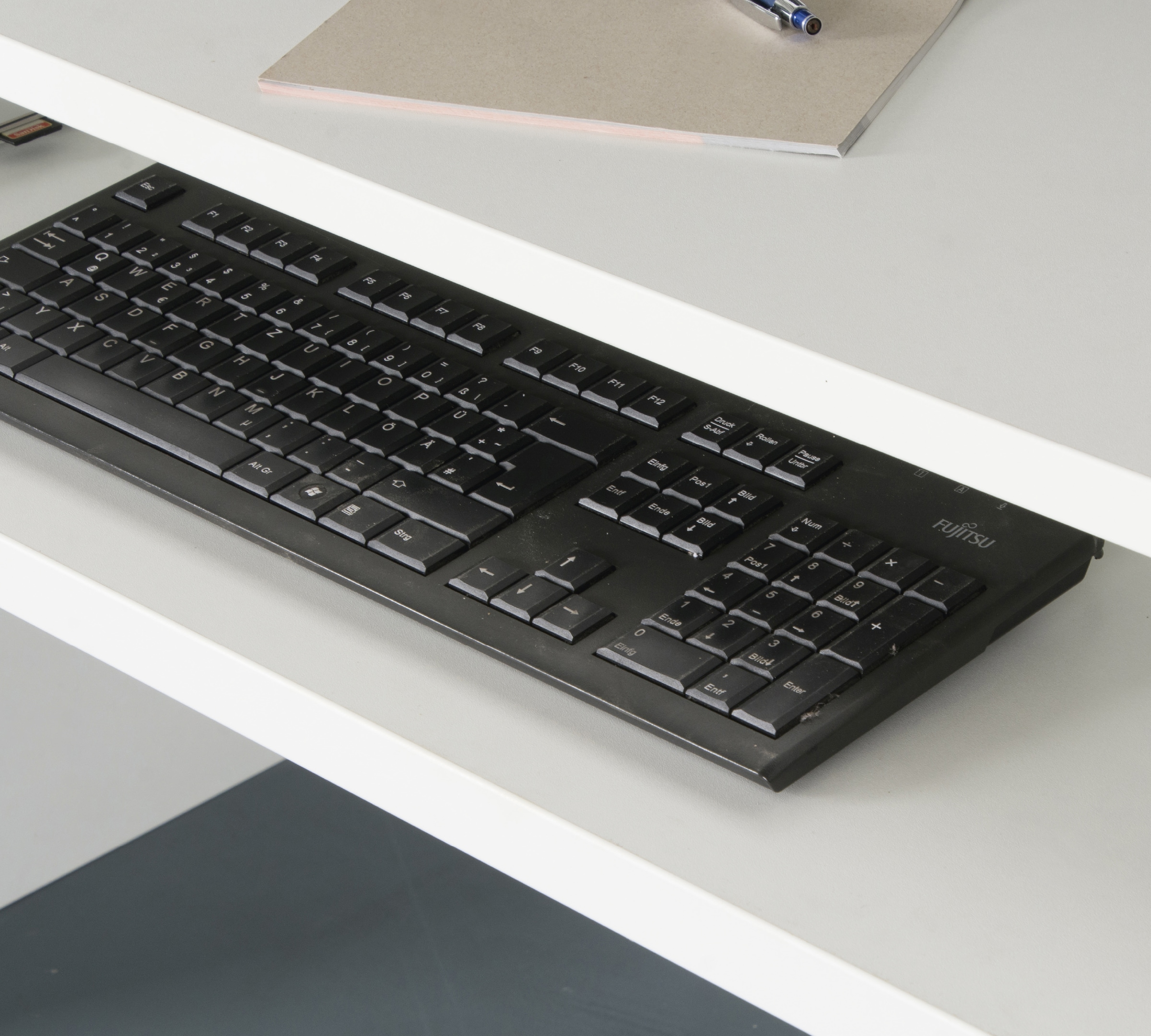 VOGL Möbelfabrik Schreibtisch »Barrie«, 2-farbiger Tablarauszug, Breite 137 cm, Made in Germany