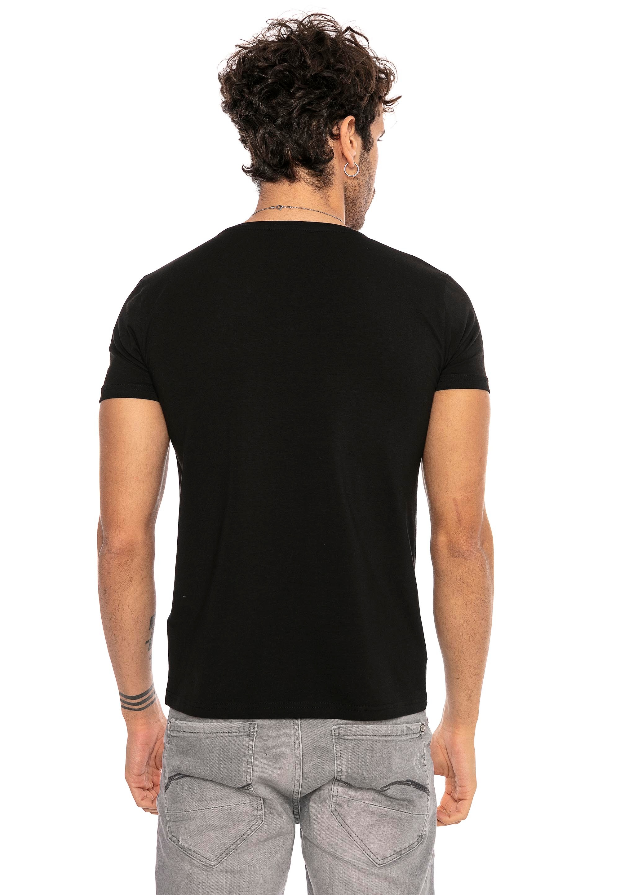 RedBridge T-Shirt »Fullerton«, basic mit Logopatch aus Metall
