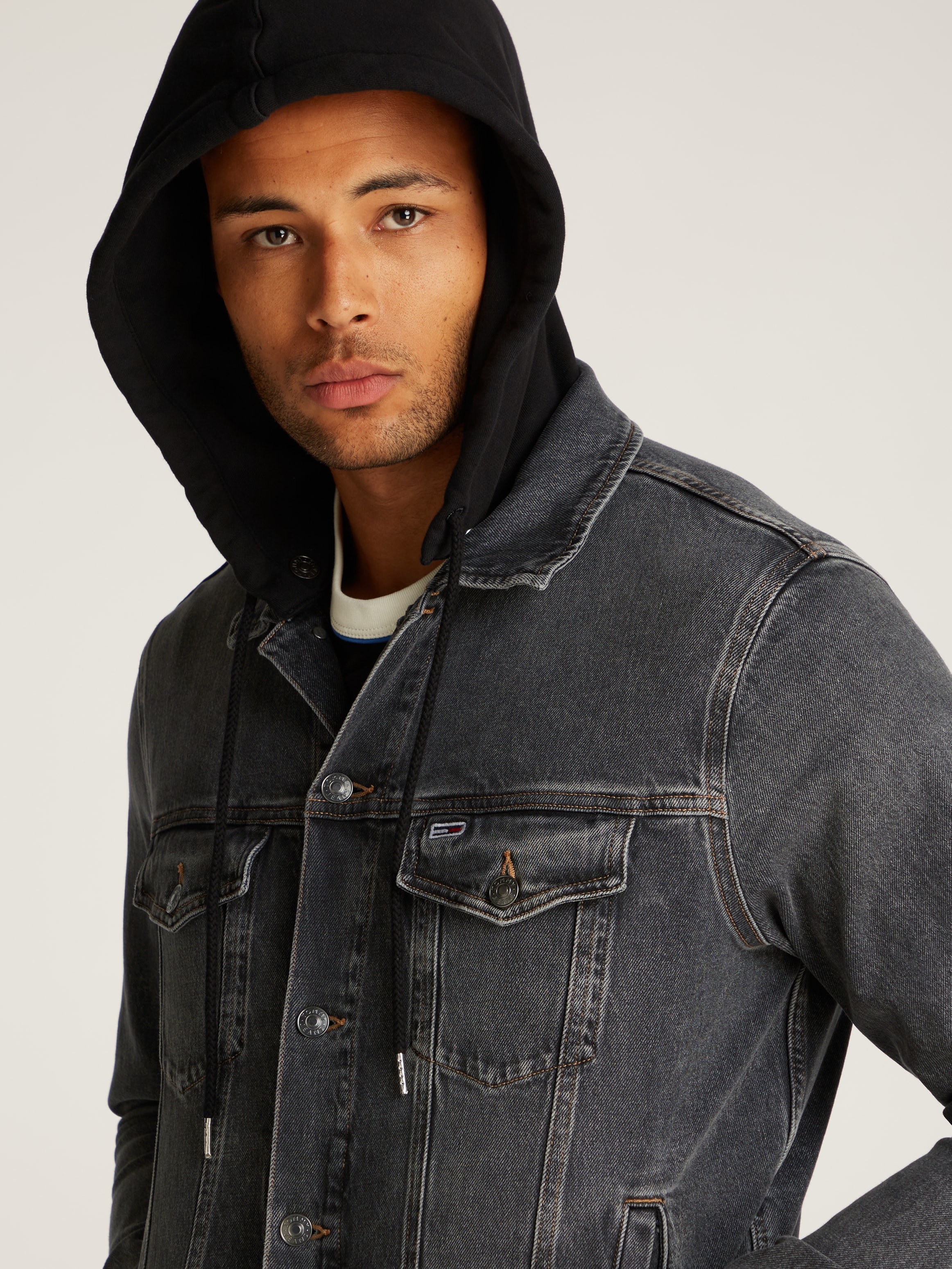 Tommy Jeans Jeansjacke »HOODED RYAN RGL TRCKR JKT AI6184«, mit Kapuze, mit Badge