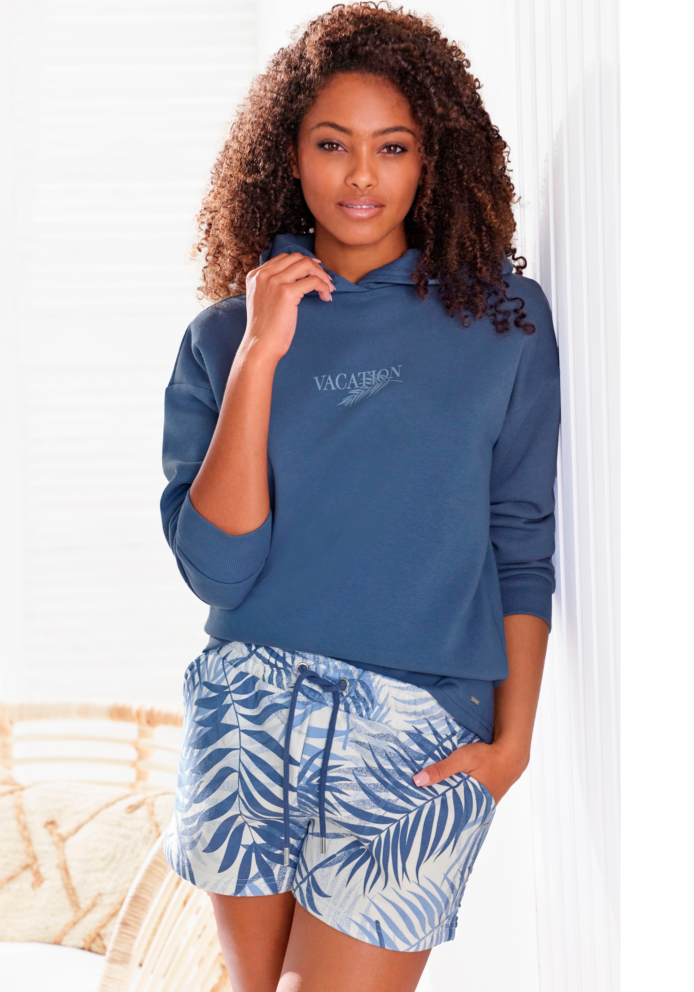 LASCANA Sweatshorts, Loungeshorts im schönen Allover-Blätterdruck, Loungewear