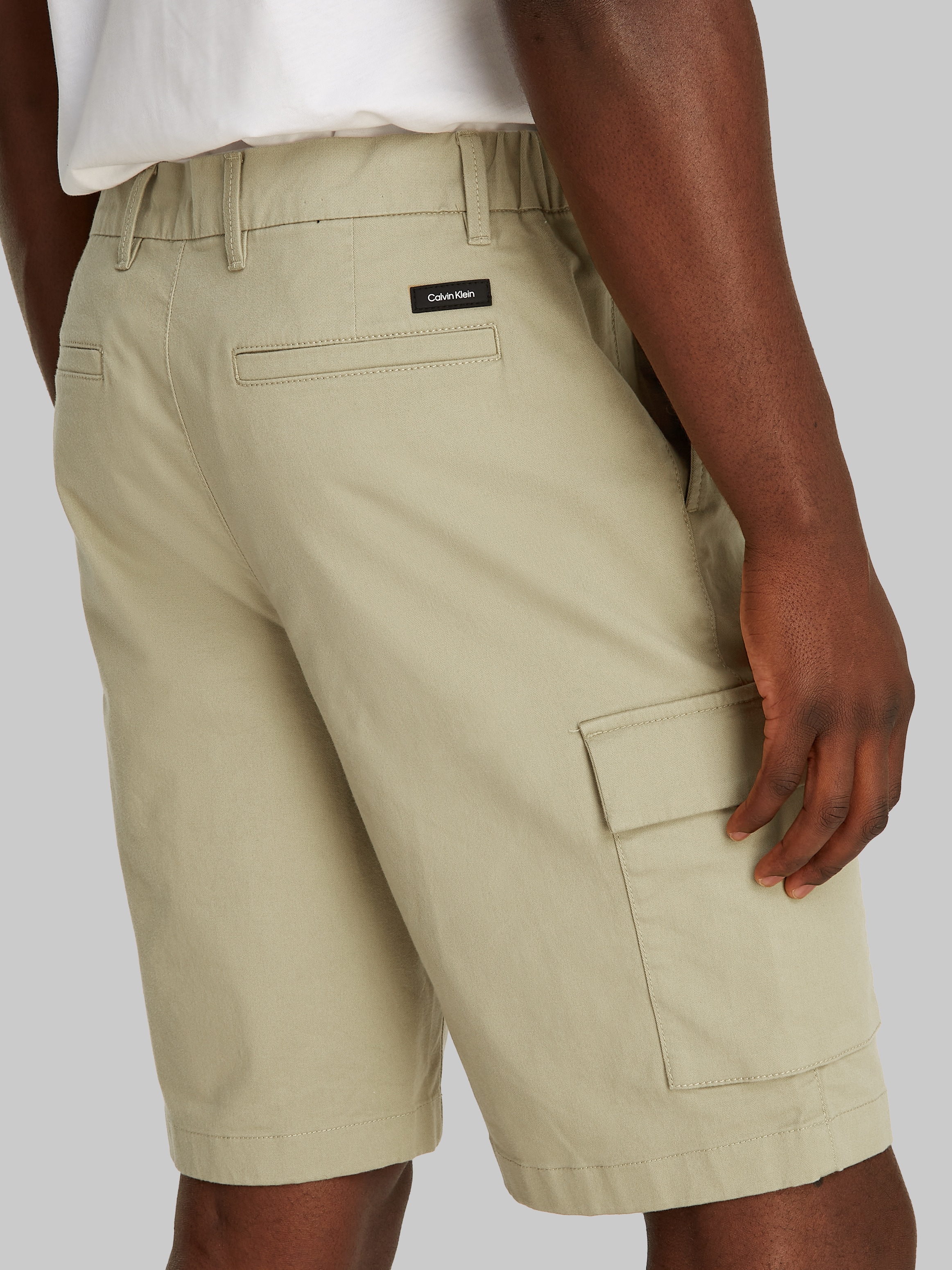 Calvin Klein Cargoshorts »MODERN TWILL CARGO SHORT«, mit Logo-Patch