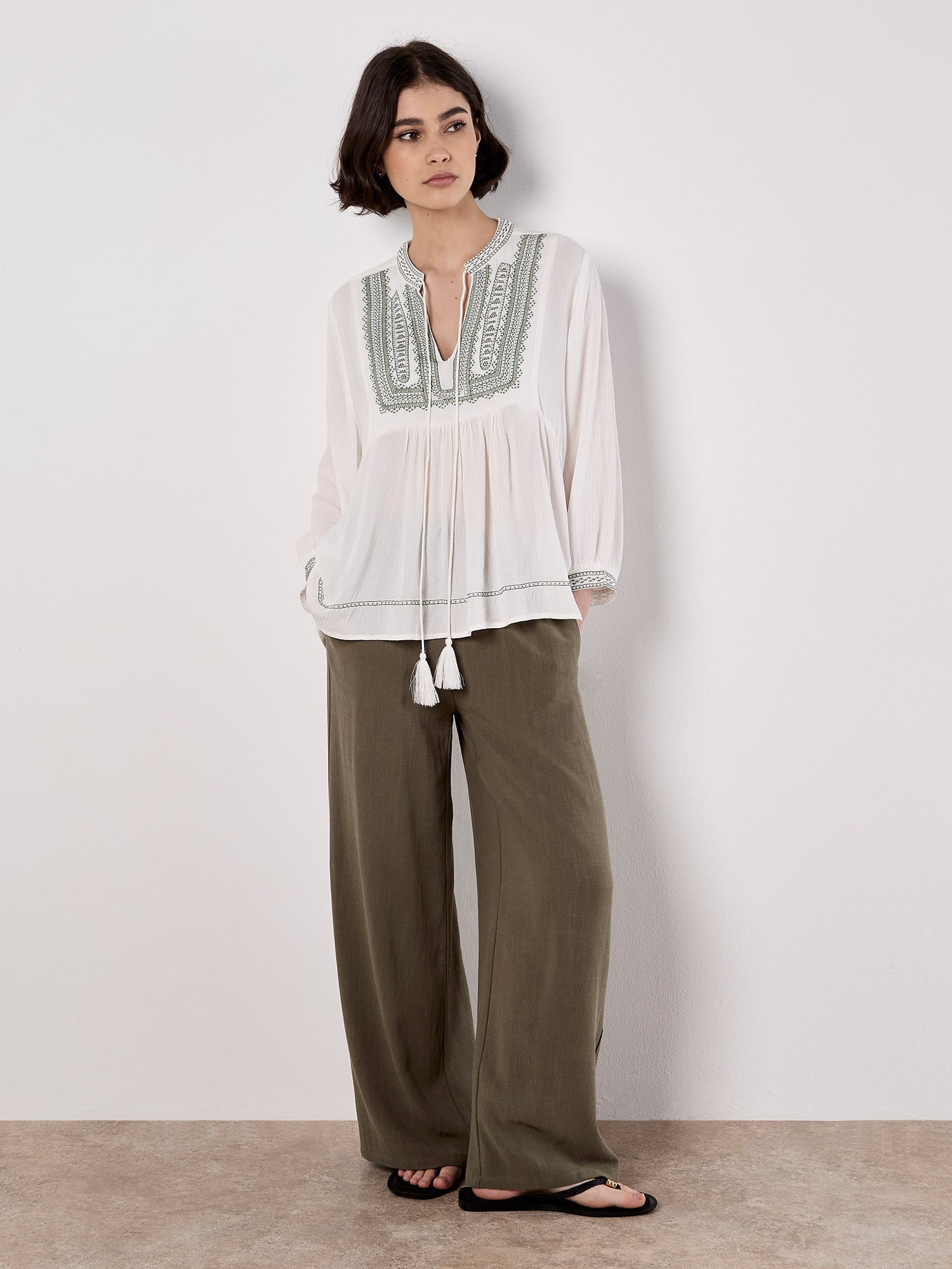 Apricot Klassische Bluse "Tassel Top" mit Stickerei