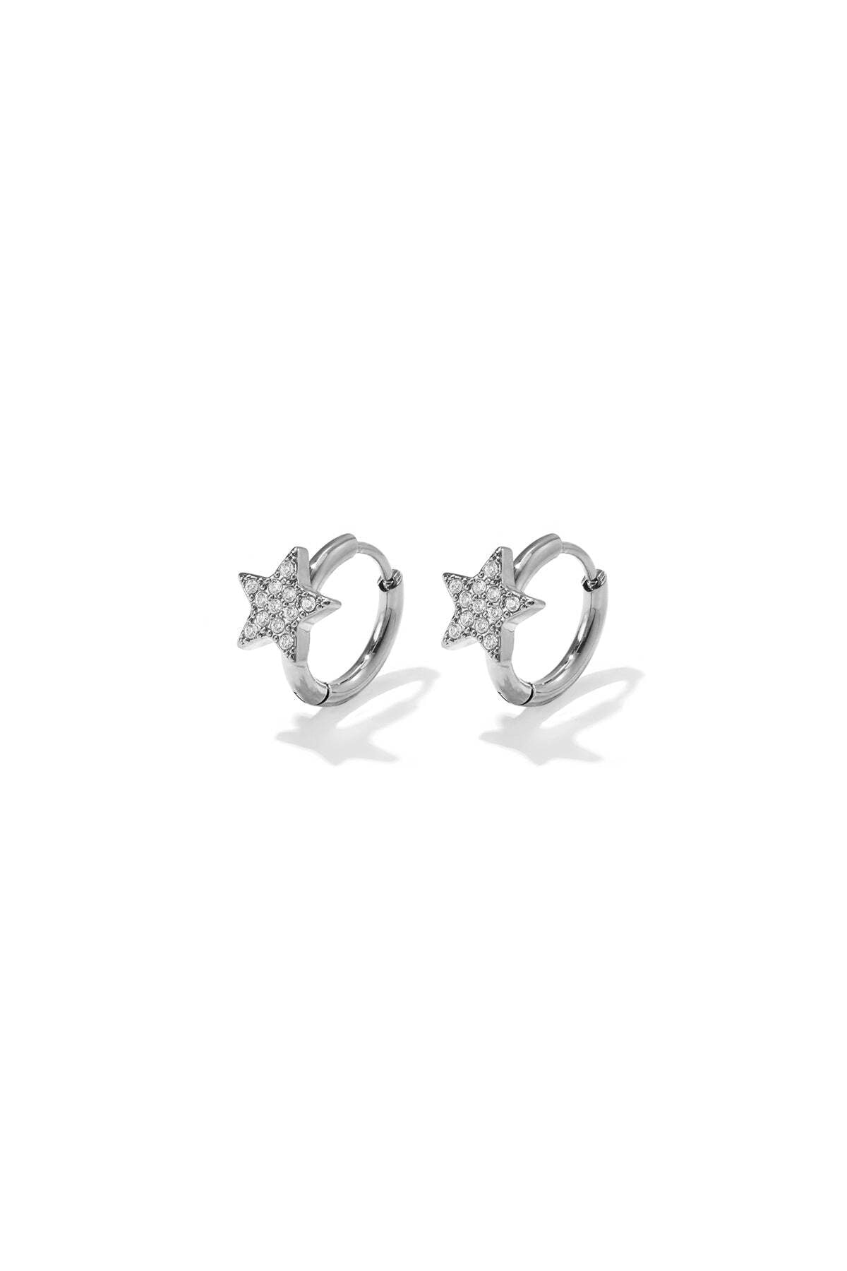 Adelia´s Paar Ohrhänger »LIVAYA Ohrringe Creolen Stern Edelstahl mit Strass« Stylisch durch das sichtbare Sternmotiv mit Strassbesatz.