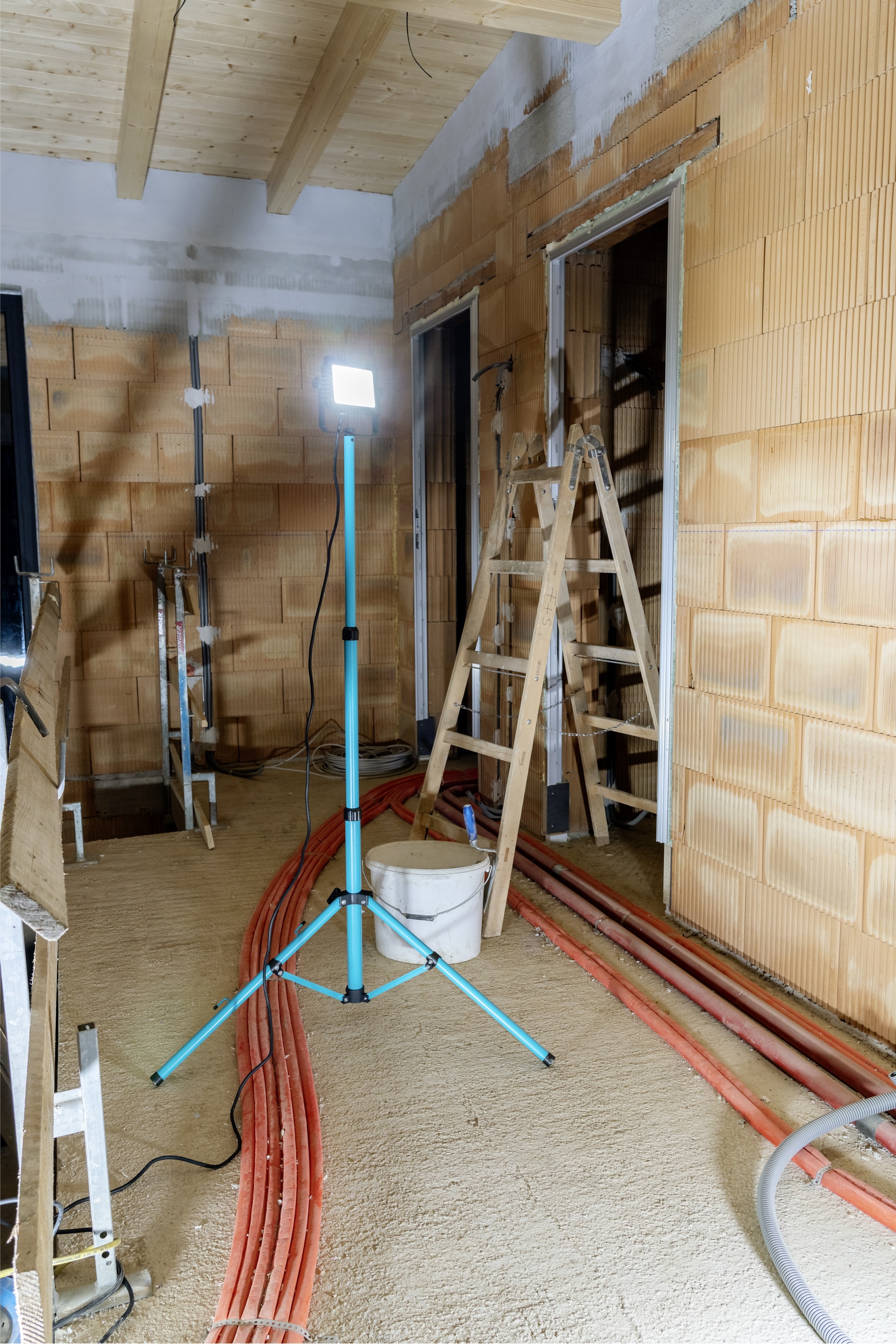 EGLO Deckenleuchte »AVELAR Strahler - Alu, Kunststoff - LED - 30W - IP65« LED-Modul 1 Stk. Neutralweiß Baustrahler, Arbeitsleuchte, Arbeitsscheinwerfer, L75xB68,5xH180,5 cm