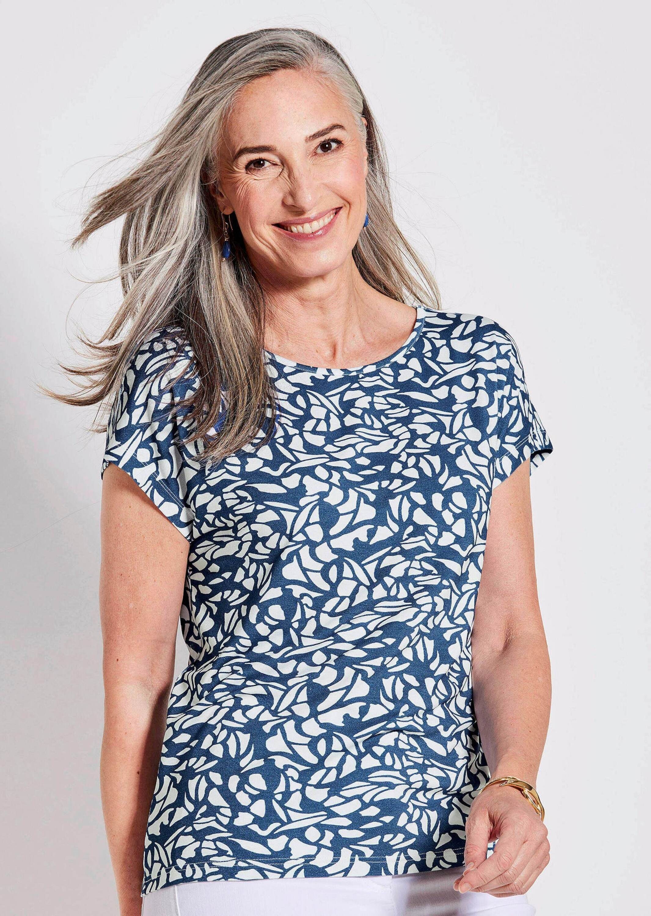 Thumbnail - GOLDNER Print-Shirt "Kurzgröße Grafisches Damenoberteil" Alloverdruck