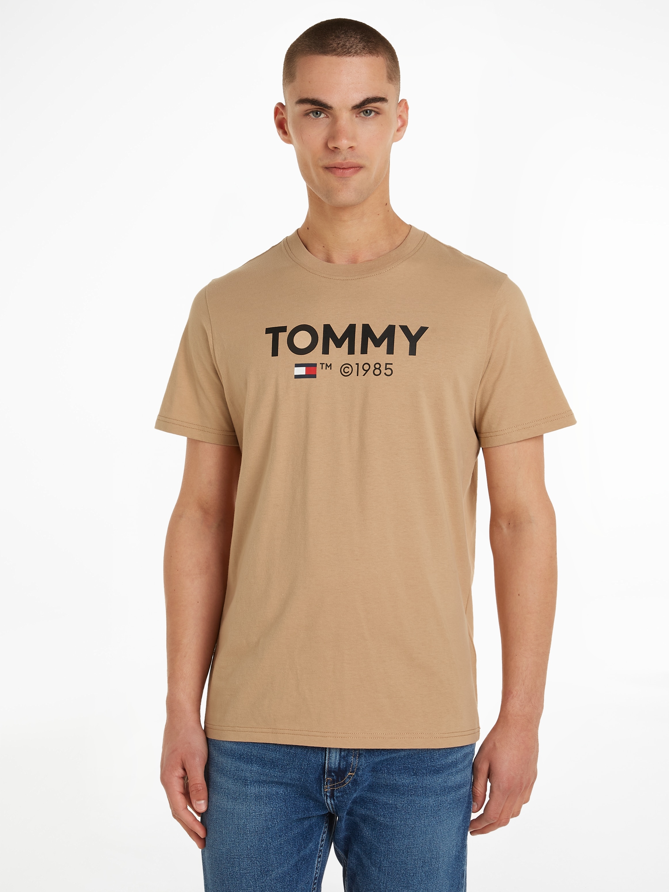 T-Shirt »TJM SLIM ESSENTIAL TOMMY TEE«, mit großem Tommy Druck auf der Brust