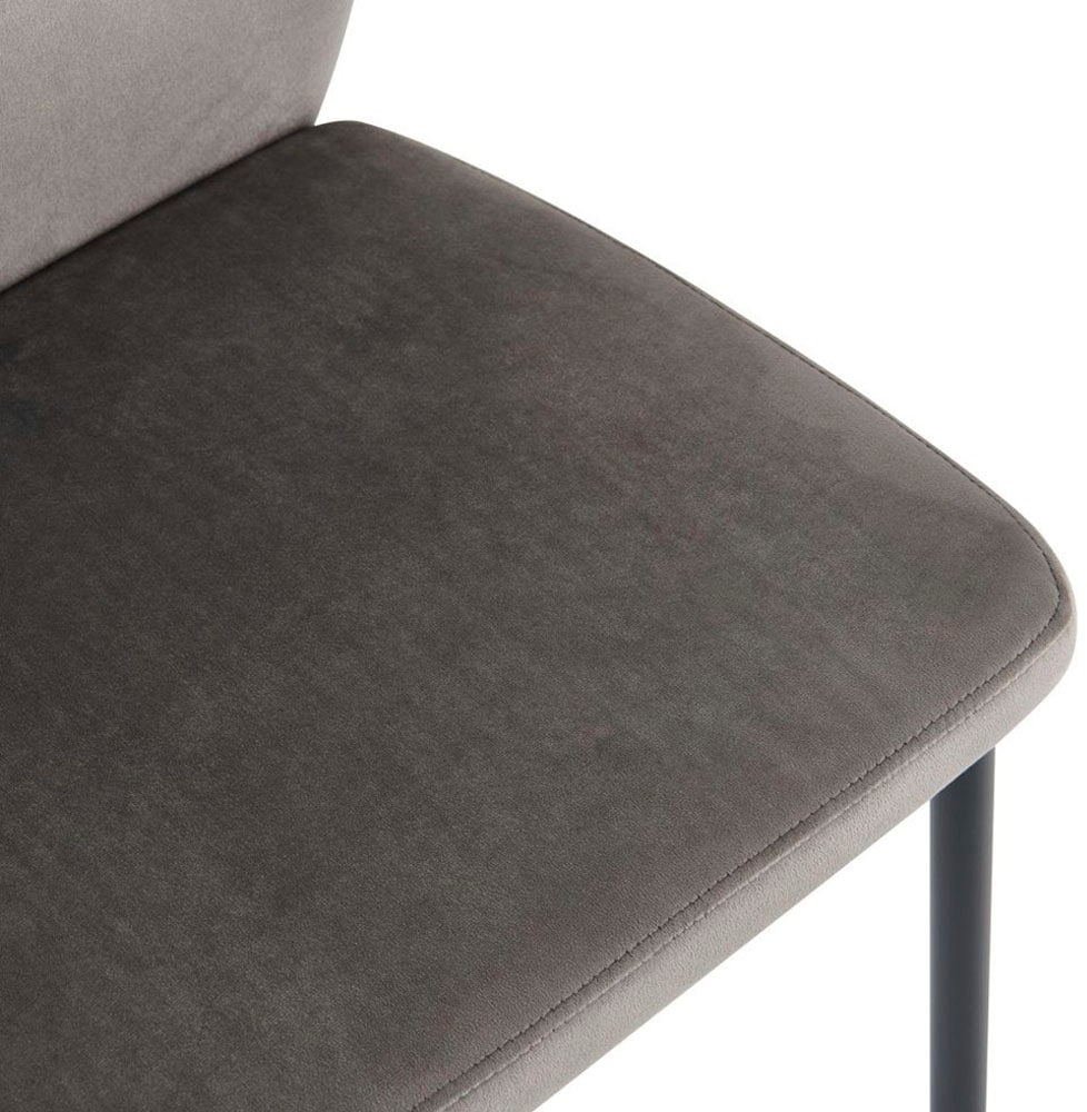 OTTO home Esszimmerstuhl »Nora« (Set) 4 Stk.moderne Samtstühle mit Kontrastnähten und schwarzem Metallgestell
