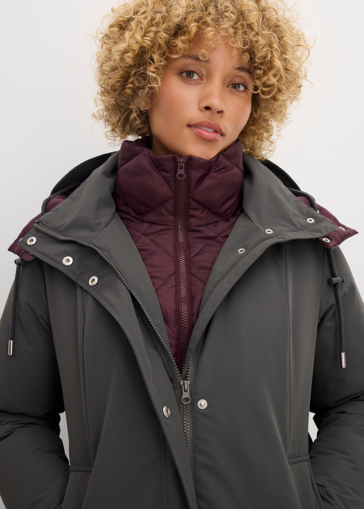 bonprix Outdoorjacke in 2-in-1-Optik, wasserabweisend, figurumspielend, sportlich
