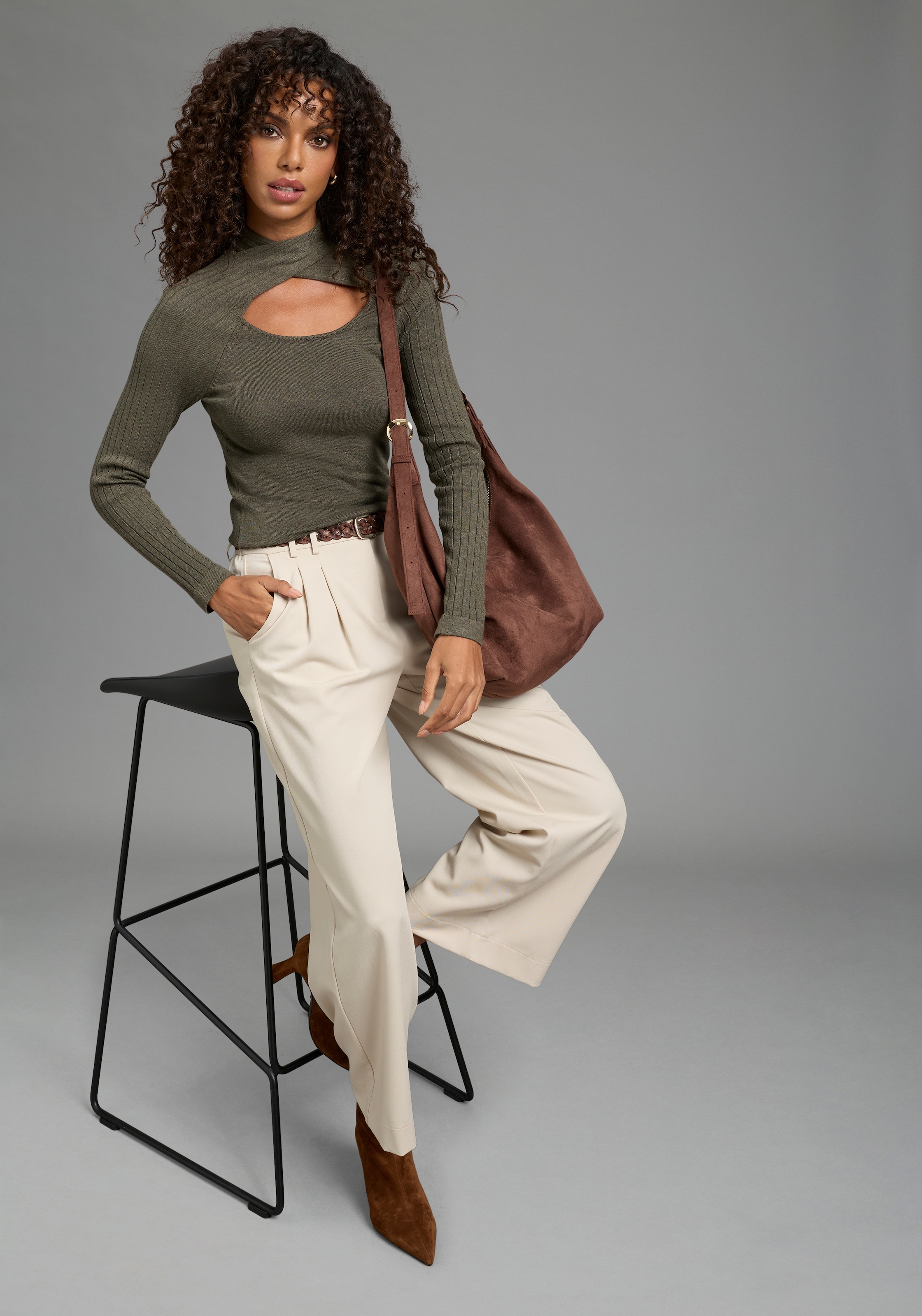 Bruno Banani Stehkragenpullover »mit Cut-Out« aus Ripp- und Feinstrick, figurbetonte Passform, Langarm
